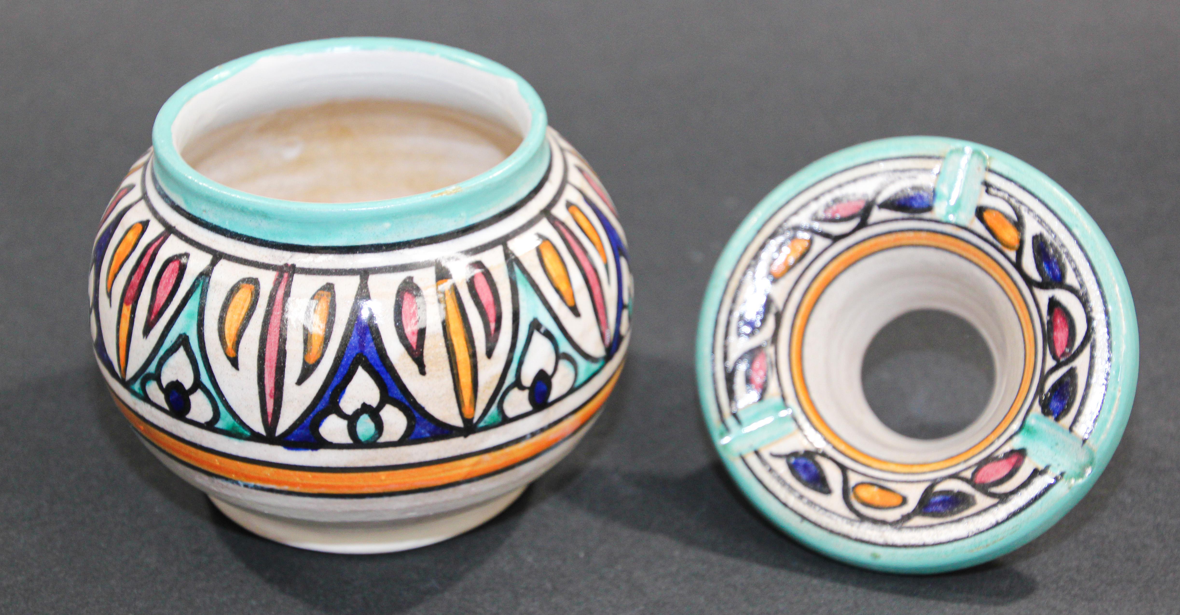Marocain Céramique vintage marocaine peinte à la main Astray de Fès en vente