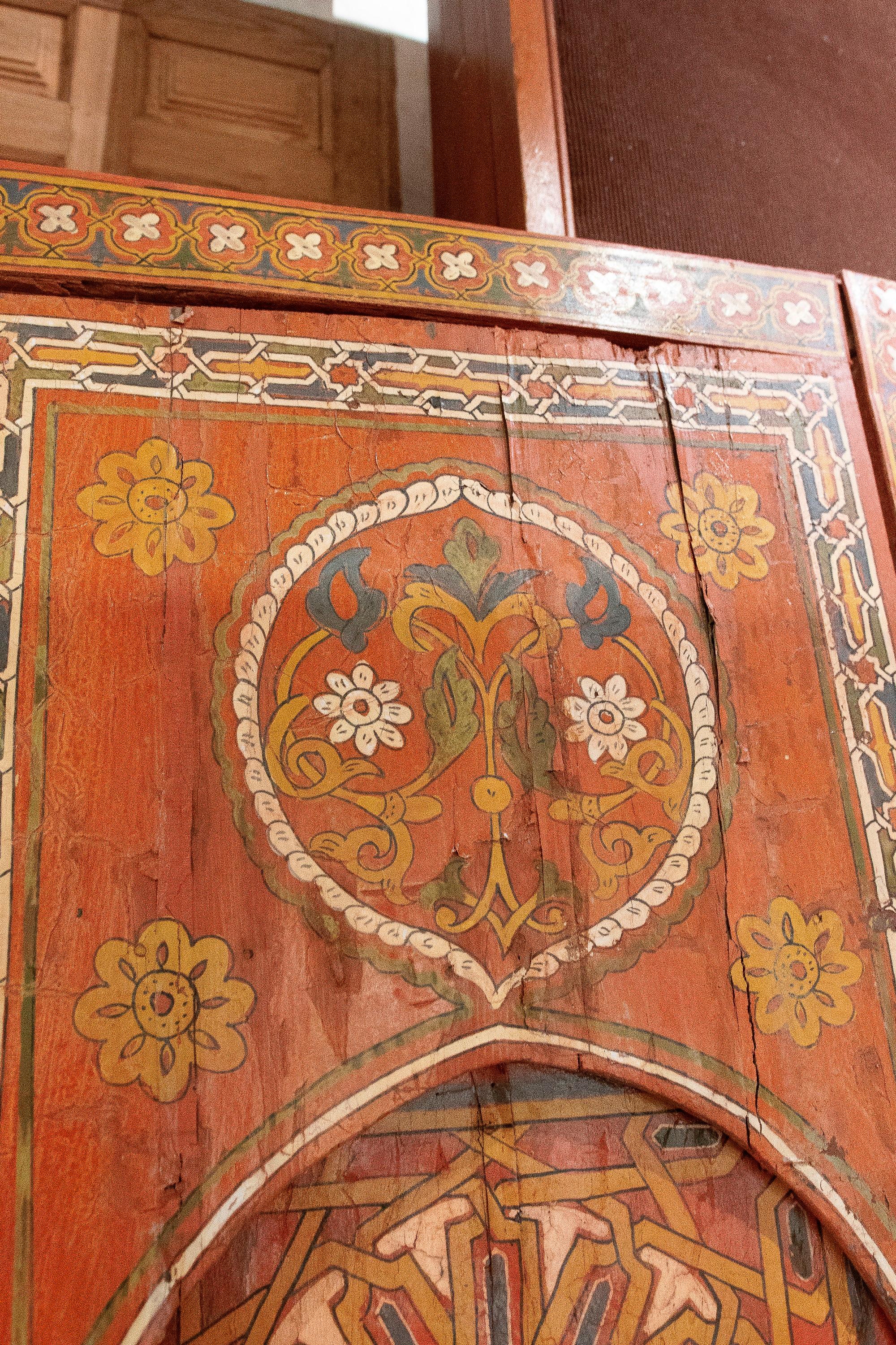 Porte marocaine peinte à la main avec décoration florale et géométrique en vente 4