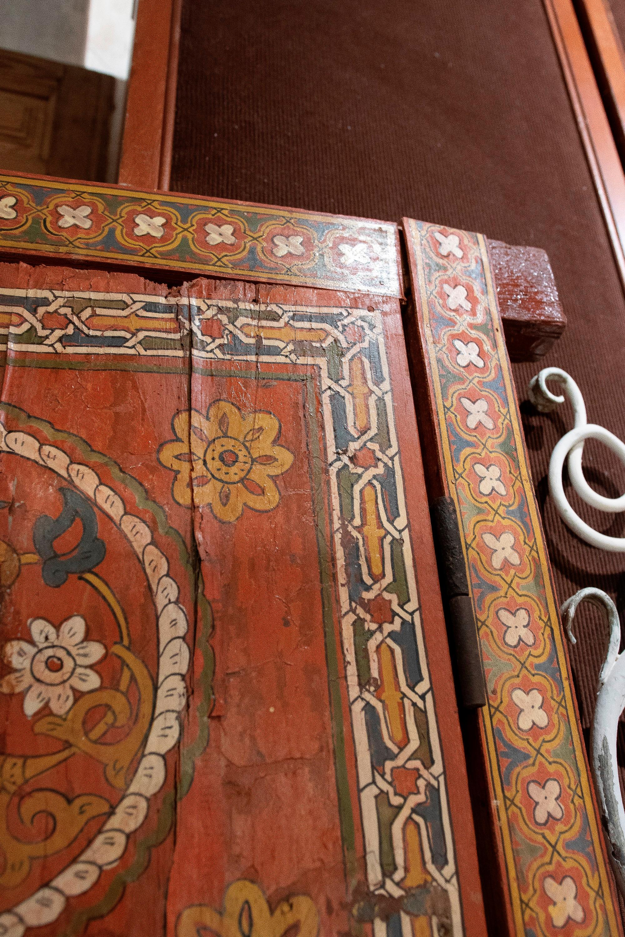 Porte marocaine peinte à la main avec décoration florale et géométrique en vente 5