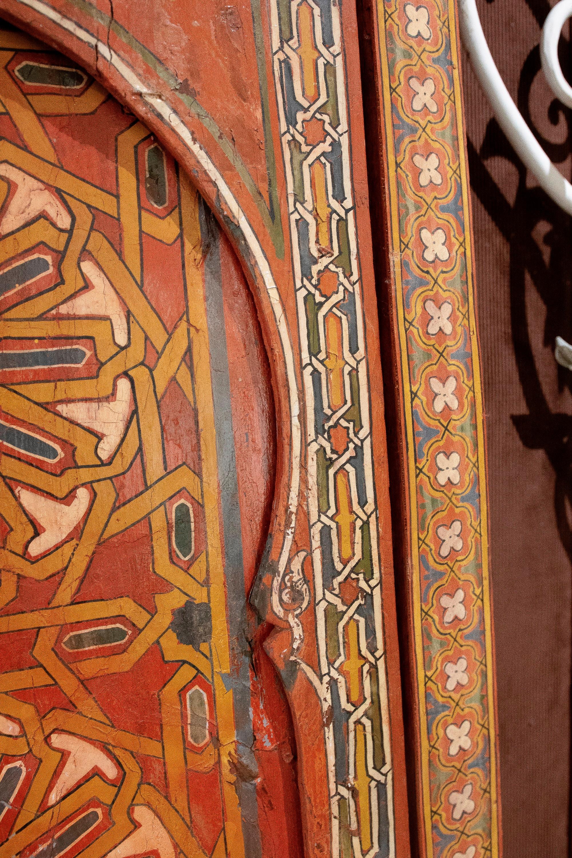 Porte marocaine peinte à la main avec décoration florale et géométrique en vente 6