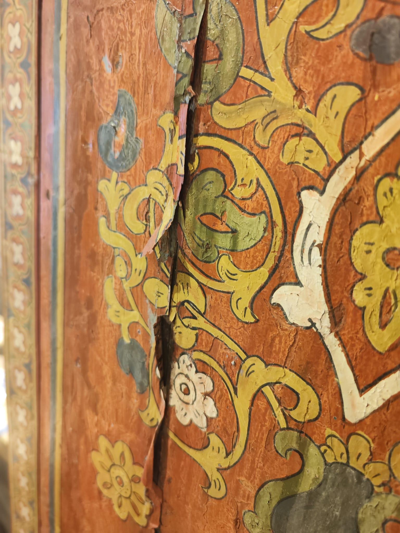 Porte marocaine peinte à la main avec décoration florale et géométrique en vente 7