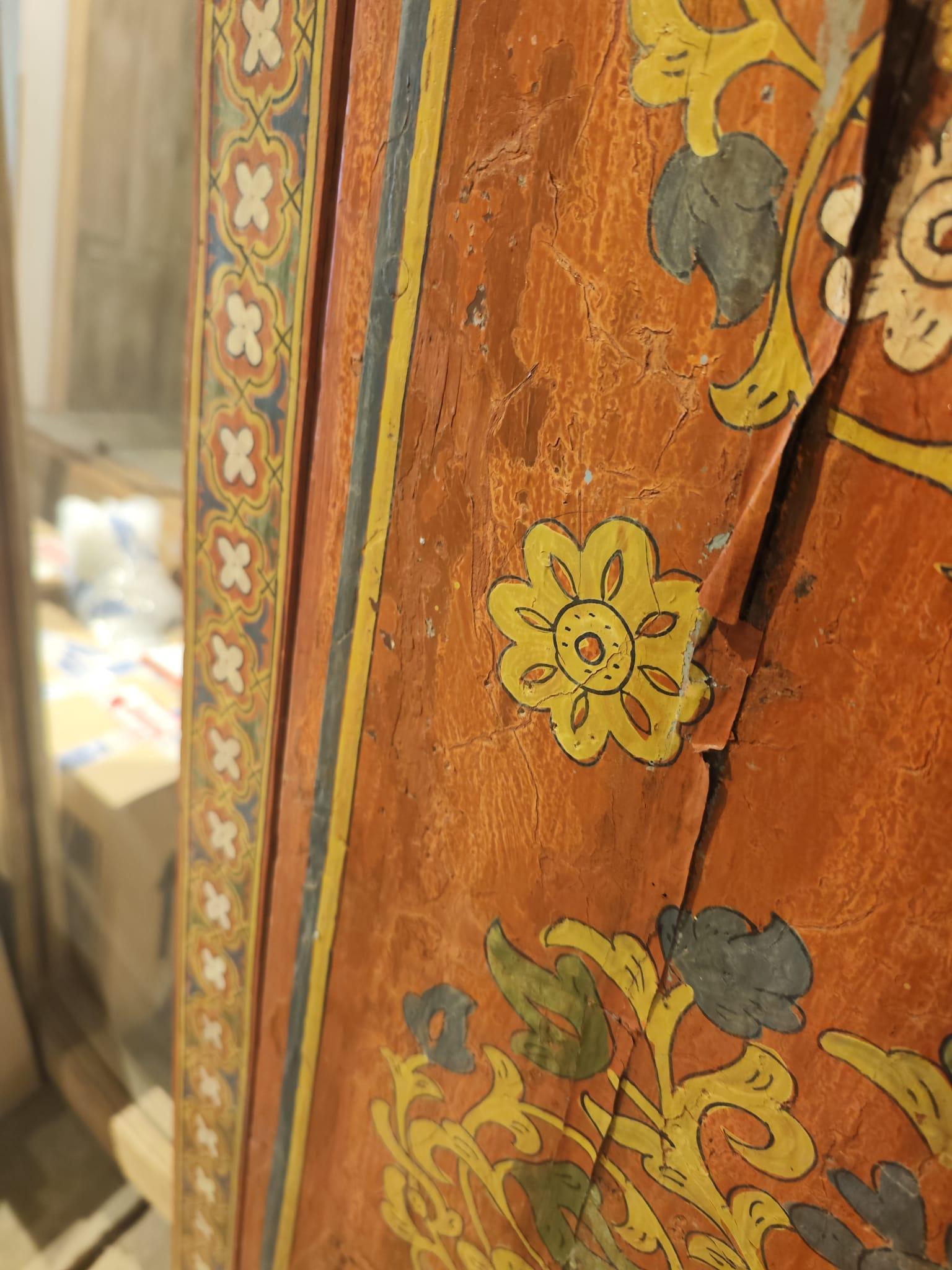 Porte marocaine peinte à la main avec décoration florale et géométrique en vente 8