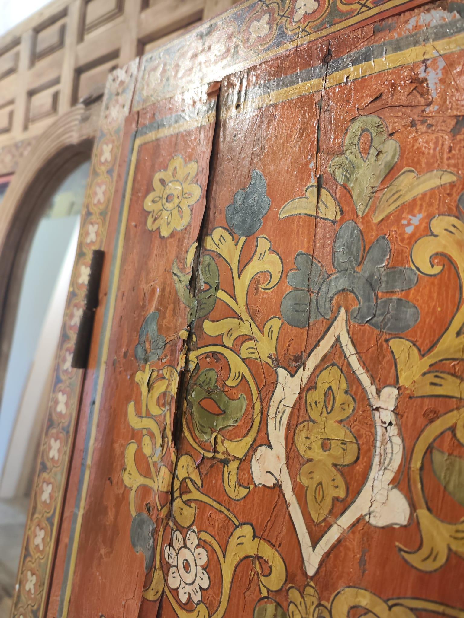 Porte marocaine peinte à la main avec décoration florale et géométrique en vente 9