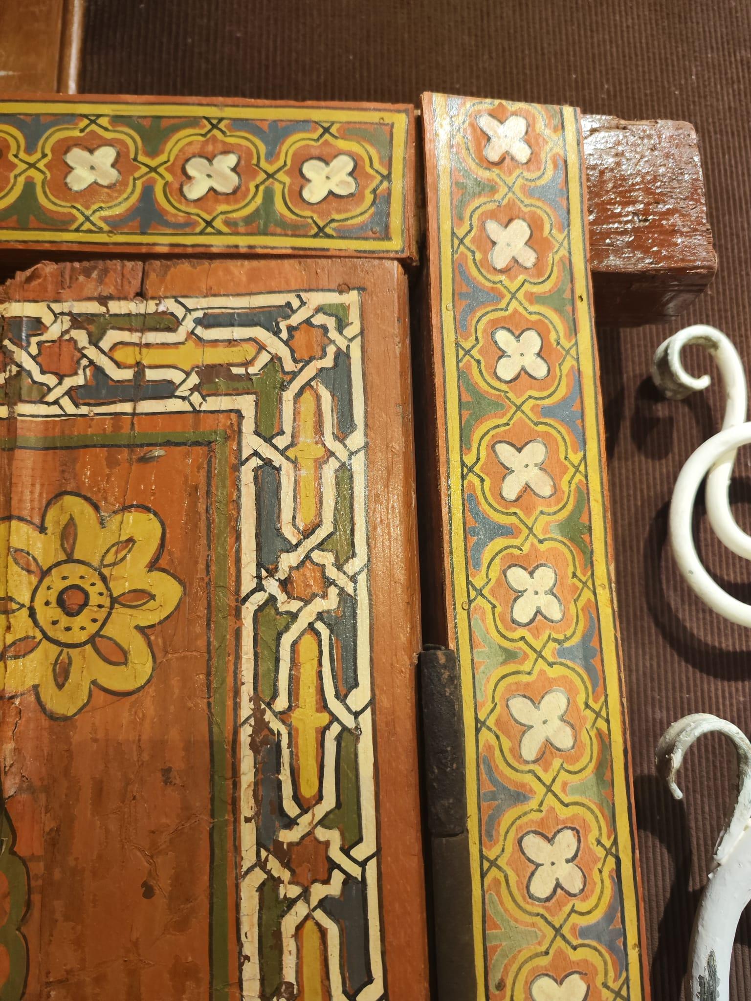 Porte marocaine peinte à la main avec décoration florale et géométrique en vente 11