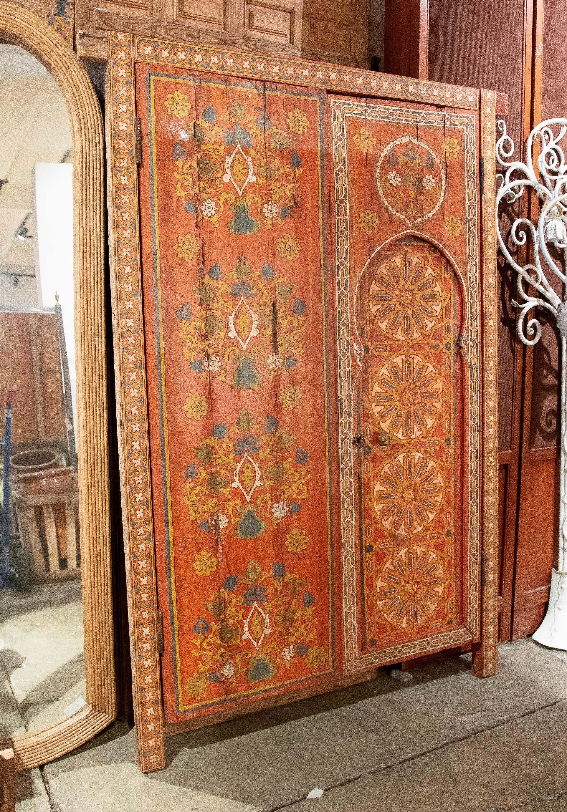 Moroccan Hand-Painted Wooden Door with Flower and Geometric Decoration In Good Condition For Sale In Marbella, ES