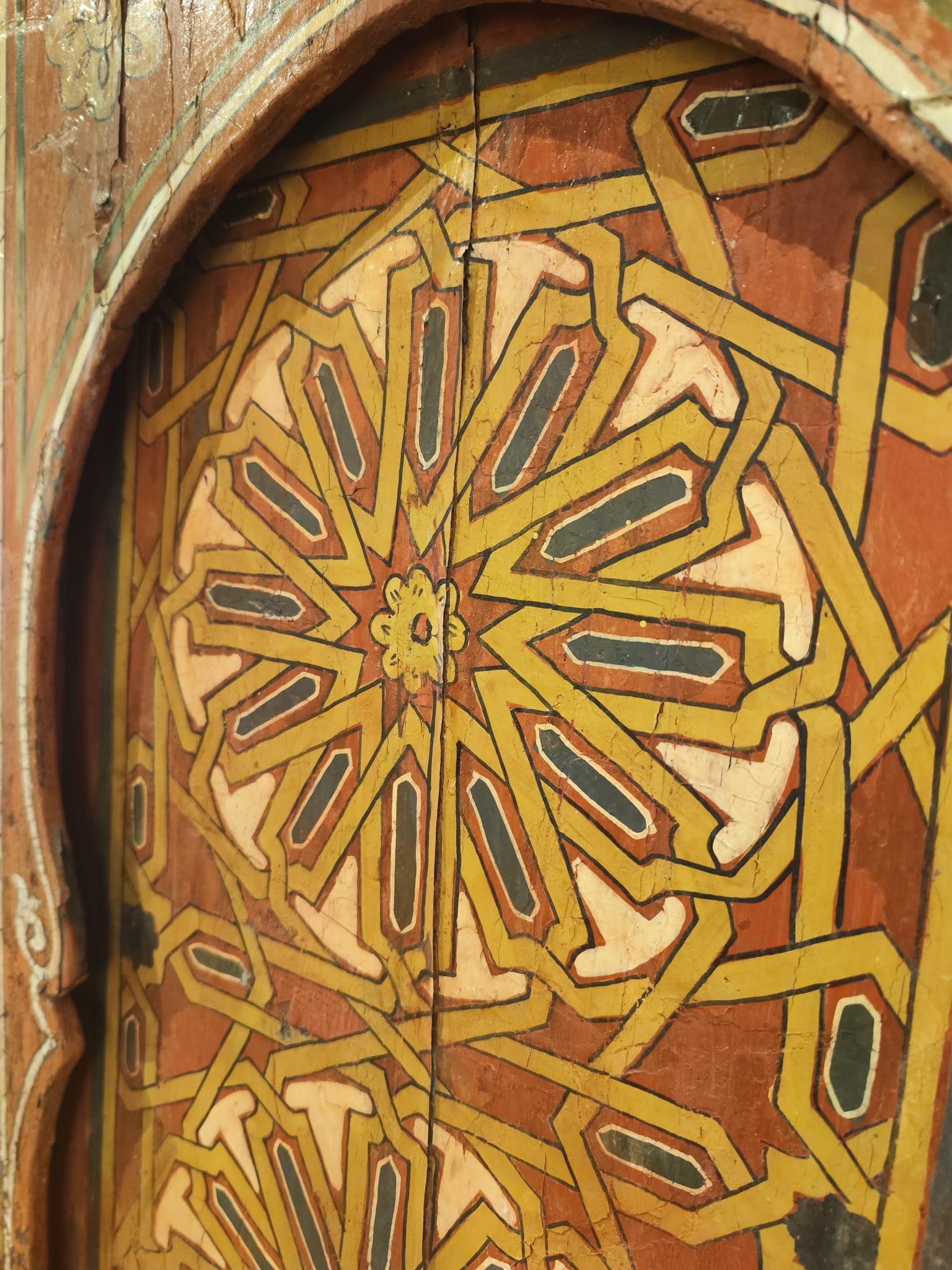 Porte marocaine peinte à la main avec décoration florale et géométrique en vente 14
