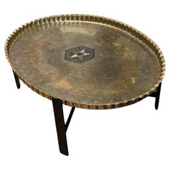 Table basse marocaine en laiton texturé à la main, vers 1930