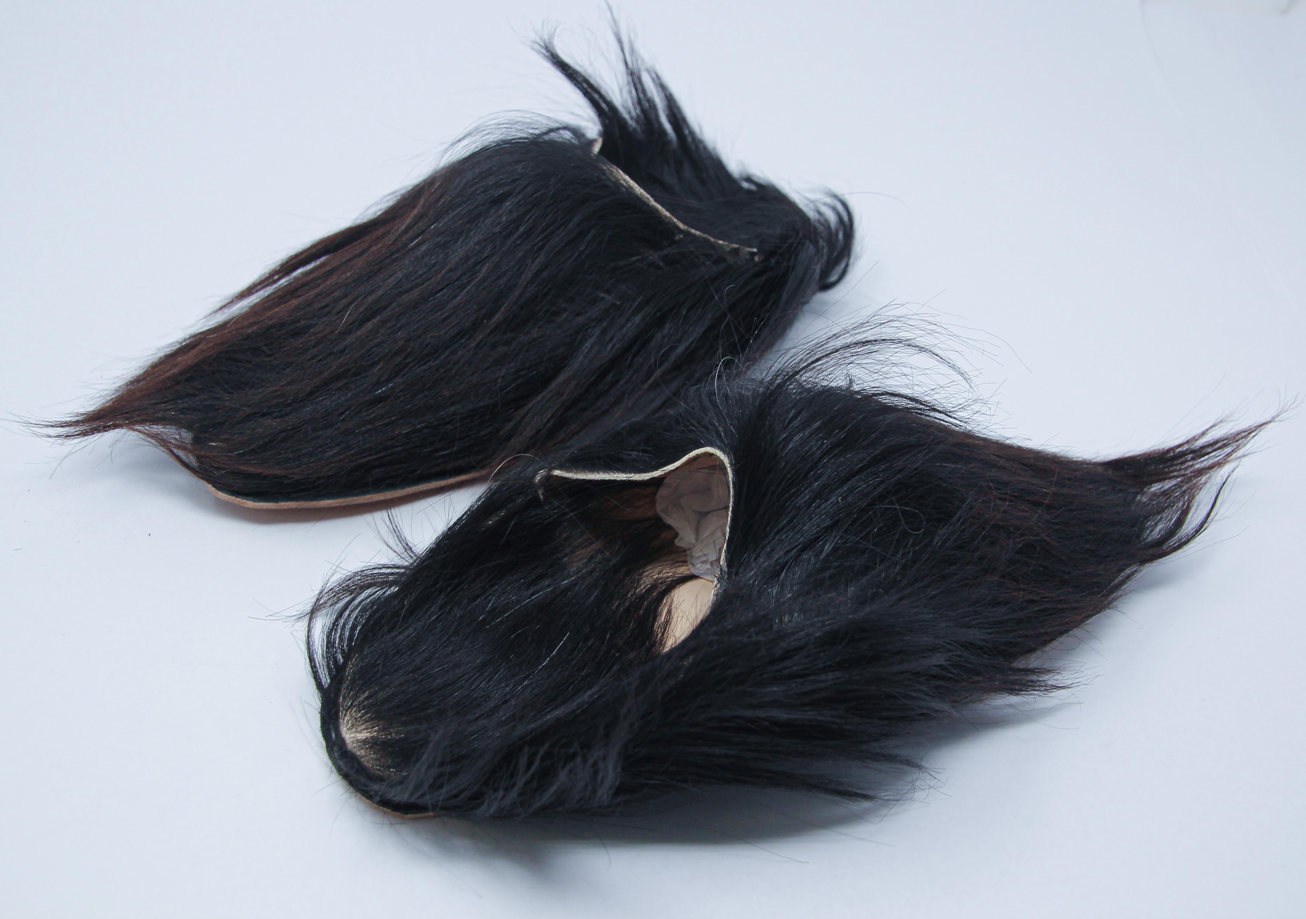 Handmade Moroccan goat hair fur babouche slippers.
Fabulous handstitched slippers made in Marrakech from natural long goats hair leather sole with elongated toe.
Moroccan leather slippers are handmade to perfection the inside sole is crafted of
