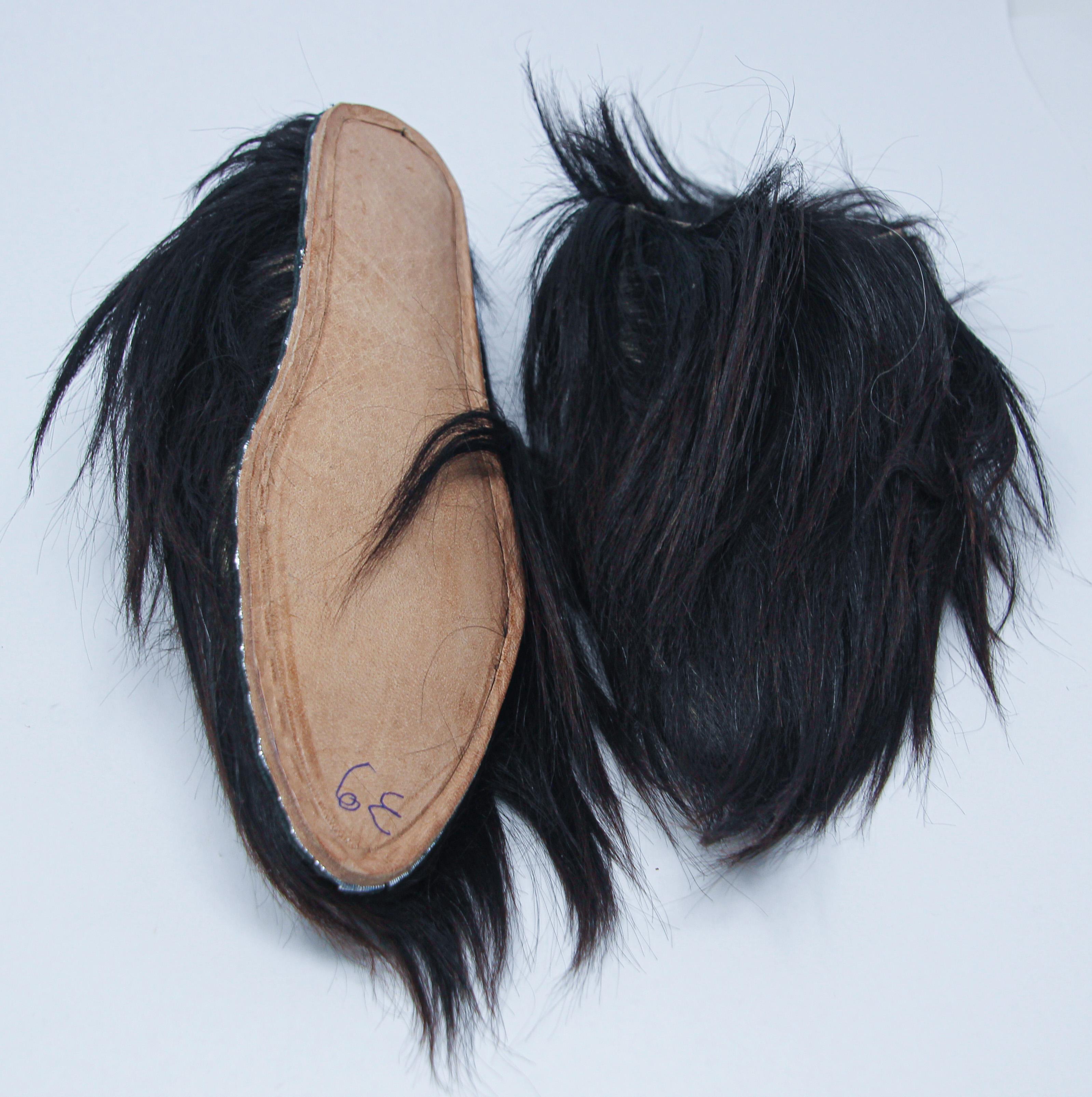 Marokkanische handgefertigte schwarze Ziegenhaar-Slippers mit spitzen Schuhen (Handgefertigt) im Angebot