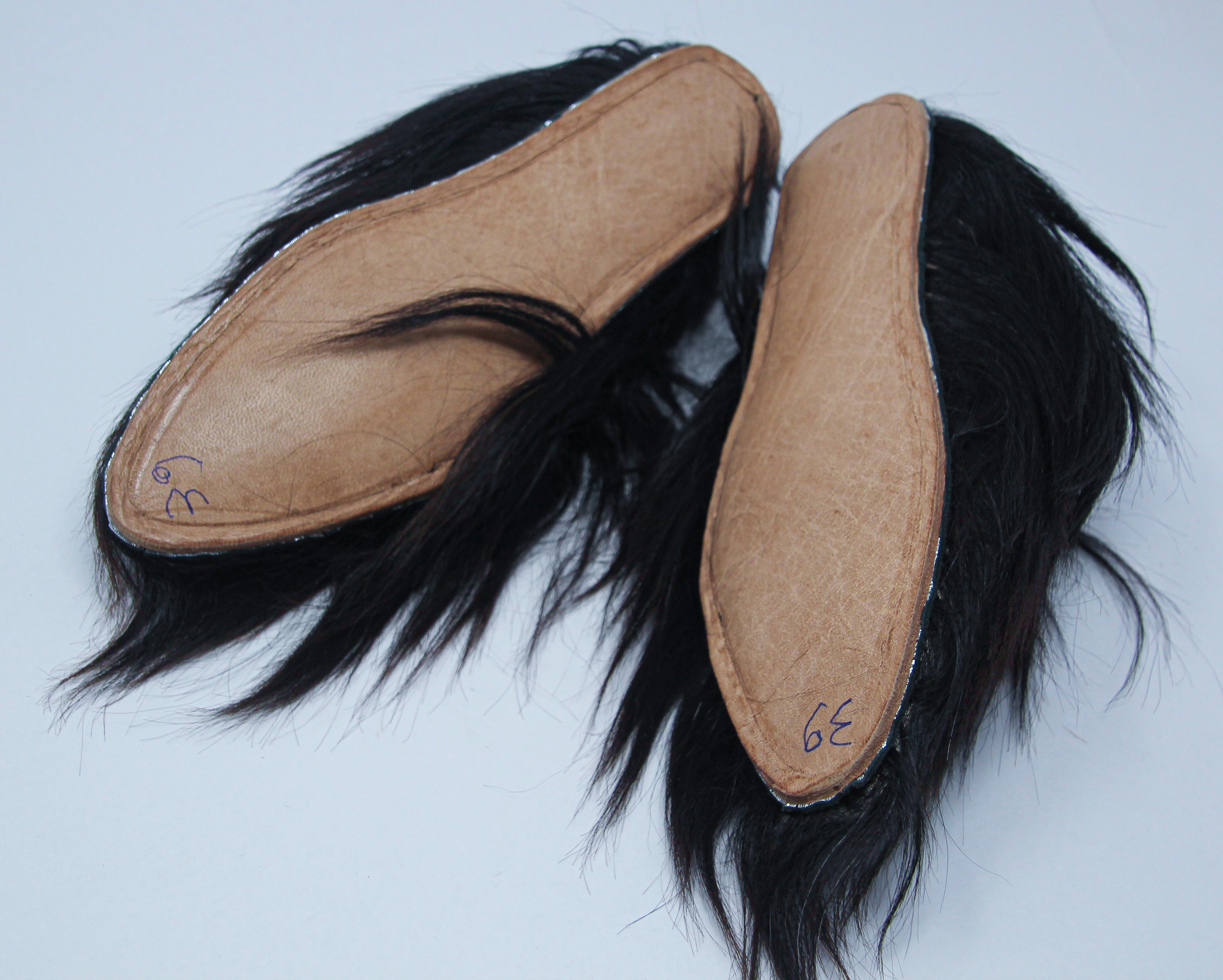 Marokkanische handgefertigte schwarze Ziegenhaar-Slippers mit spitzen Schuhen im Zustand „Gut“ im Angebot in North Hollywood, CA