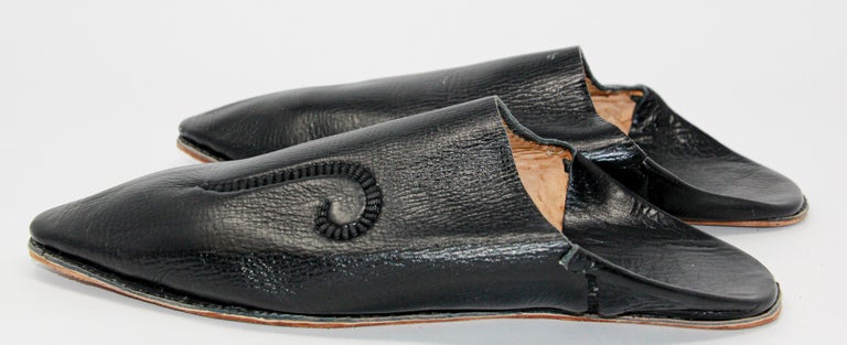 Moroccan Hand Tooled Black Leather Slippers Pointed Shoes For Sale at  1stDibs