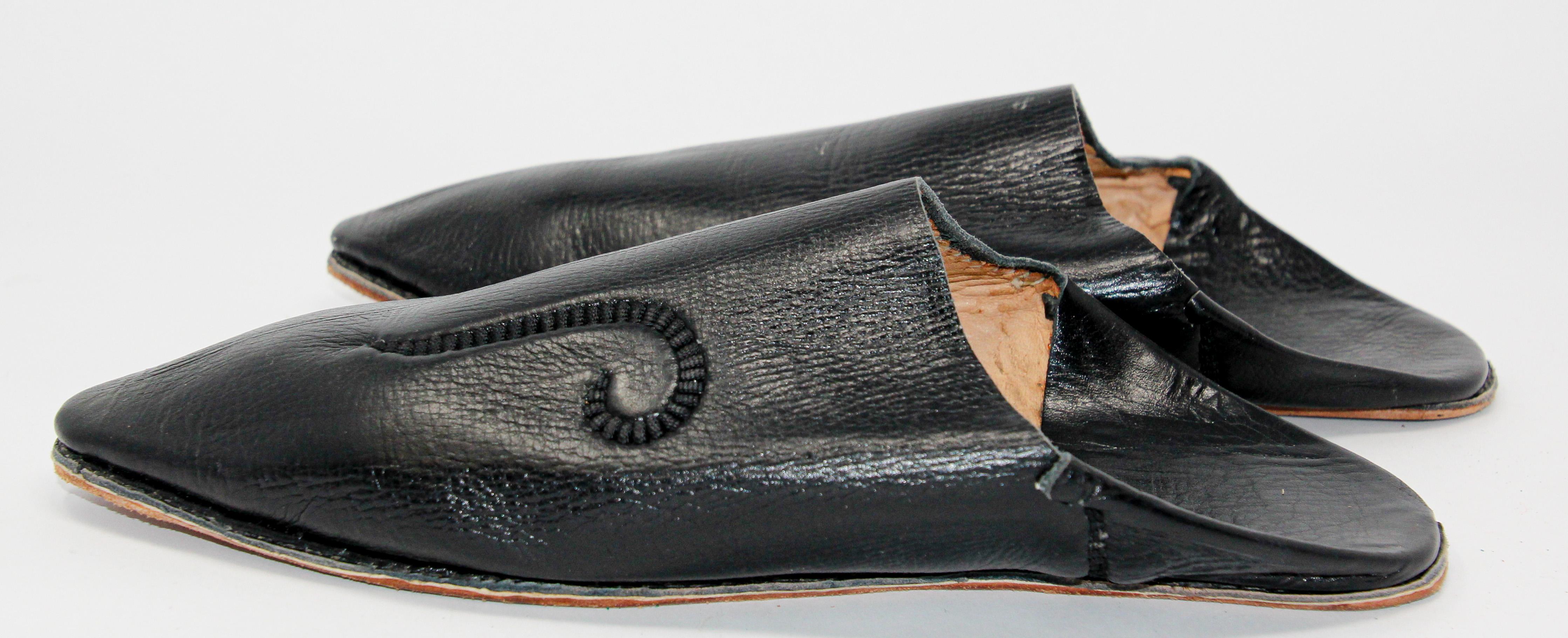 Die marokkanischen Lederslipper sind handgefertigt und die Innensohle ist aus weichem Leder.
Ethnische Schuhe aus schwarzem Leder Handgenähte Sohle und handgefertigt in Fez Marokko.
Sie werden die marokkanischen Babouches nicht mehr von den Füßen