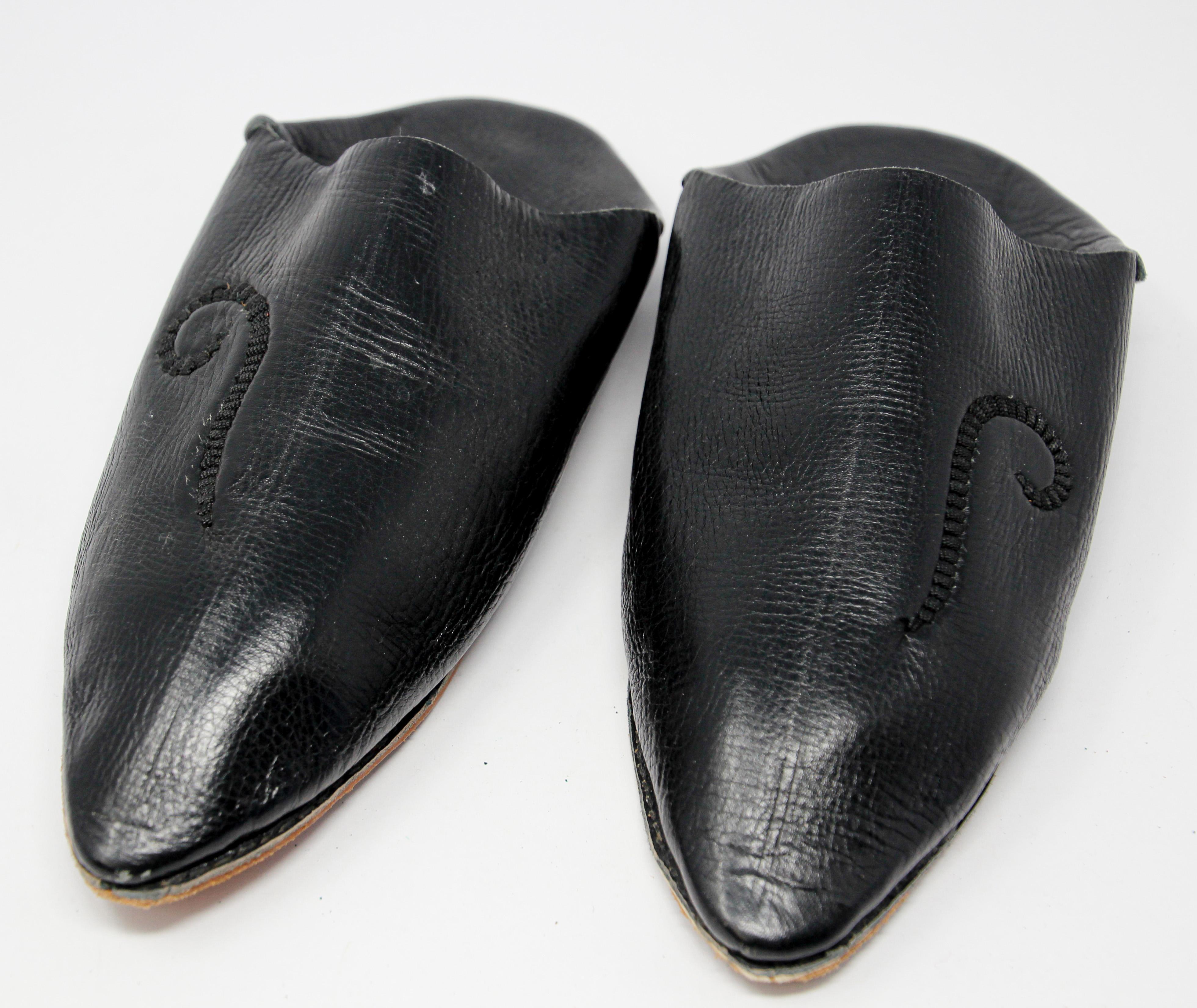 Noir Chaussures marocaines à talons pointus en cuir noir travaillées à la main en vente