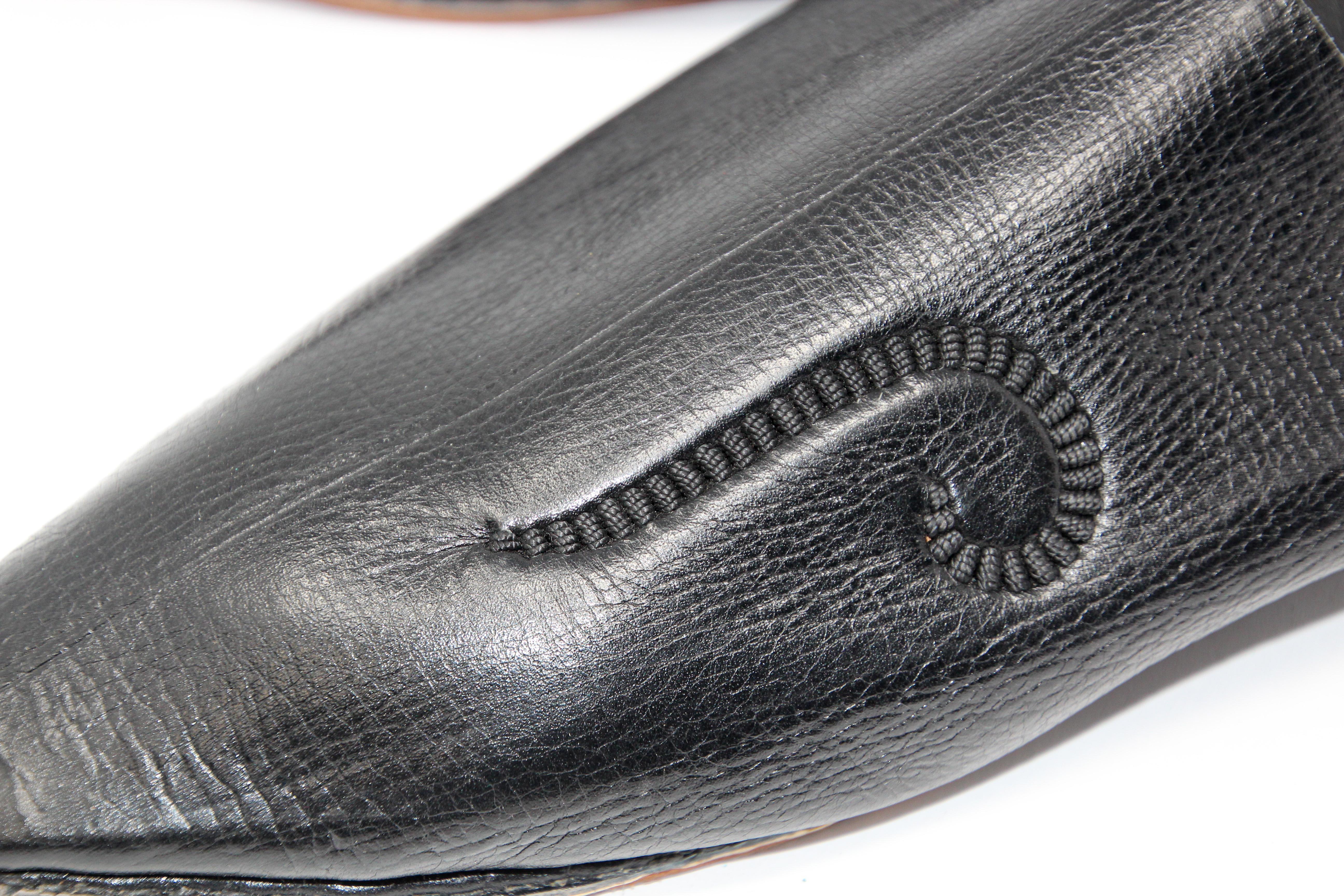 Chaussures marocaines à talons pointus en cuir noir travaillées à la main Bon état - En vente à North Hollywood, CA