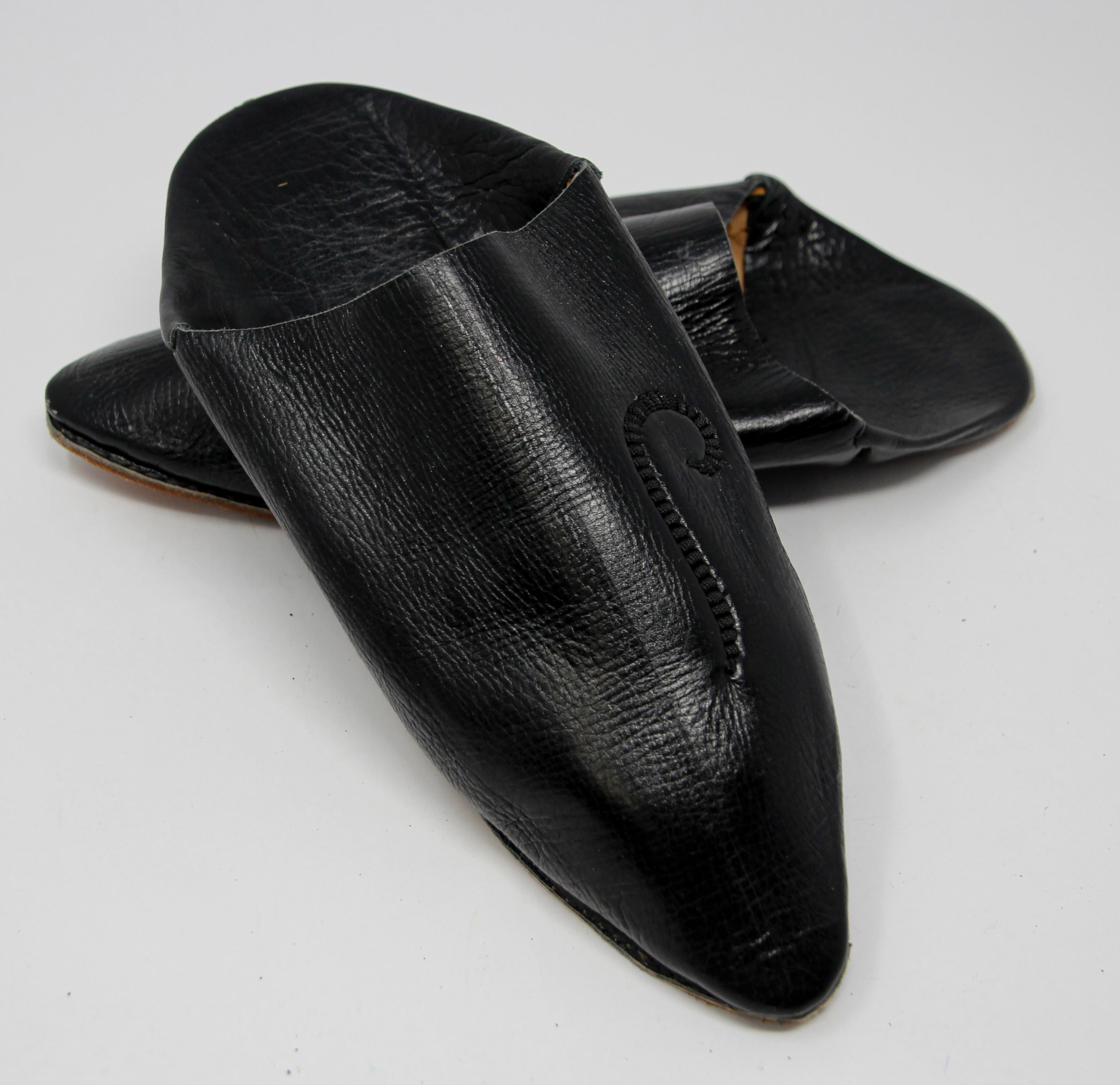 Chaussures marocaines à talons pointus en cuir noir travaillées à la main Unisexe en vente