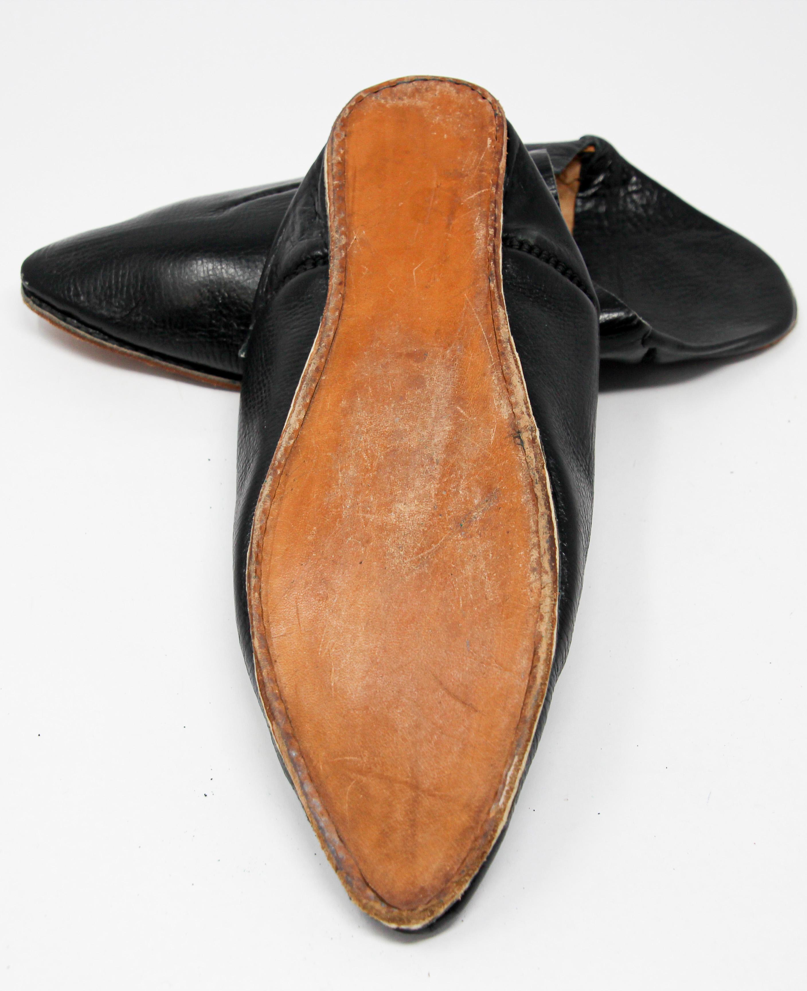 Moroccan Hand Tooled Black Leather Slippers Pointed Shoes In Good Condition For Sale In North Hollywood, CA