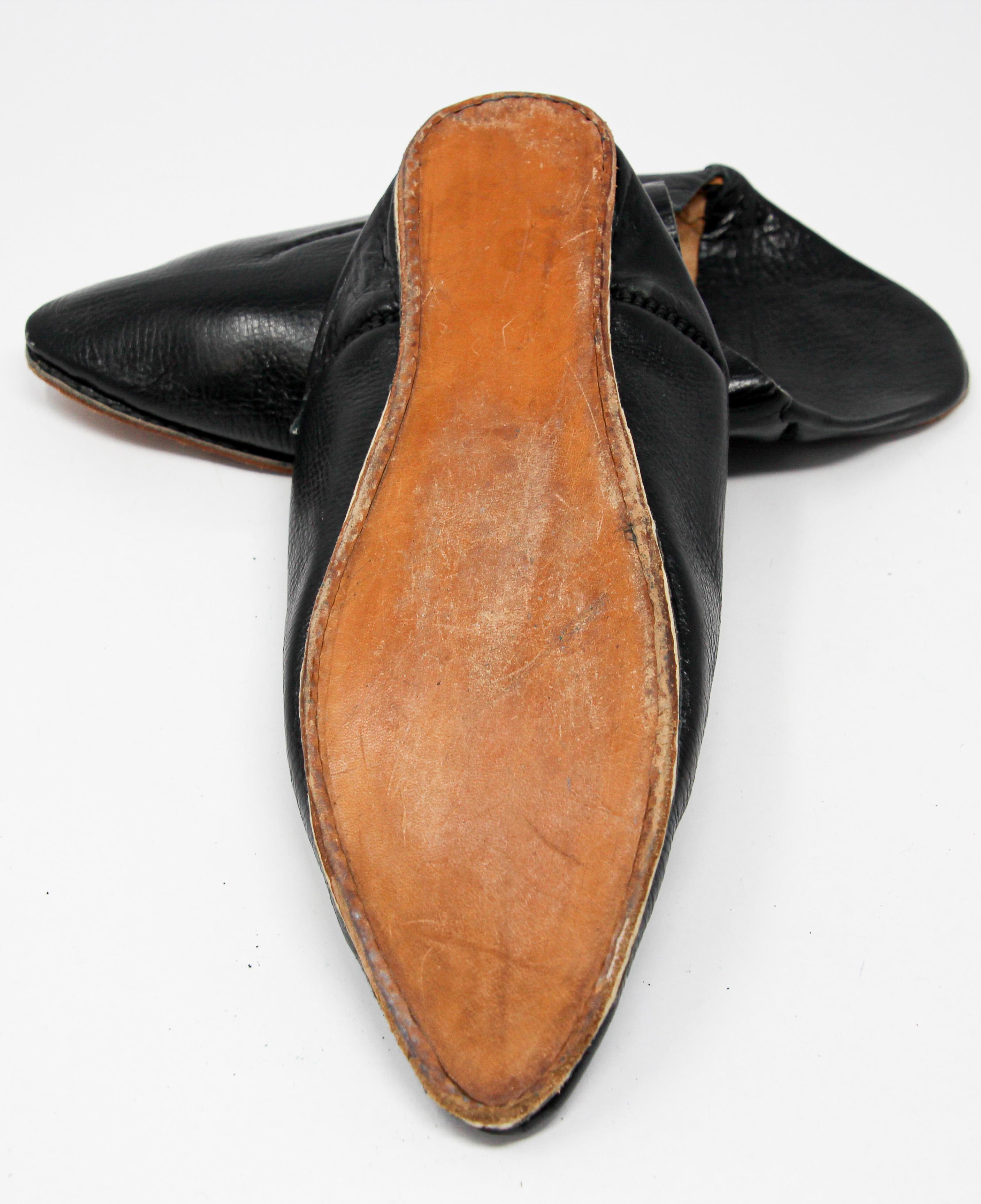 Babuchas marroquíes de piel negra labrada a mano Zapatos puntiagudos en venta 1
