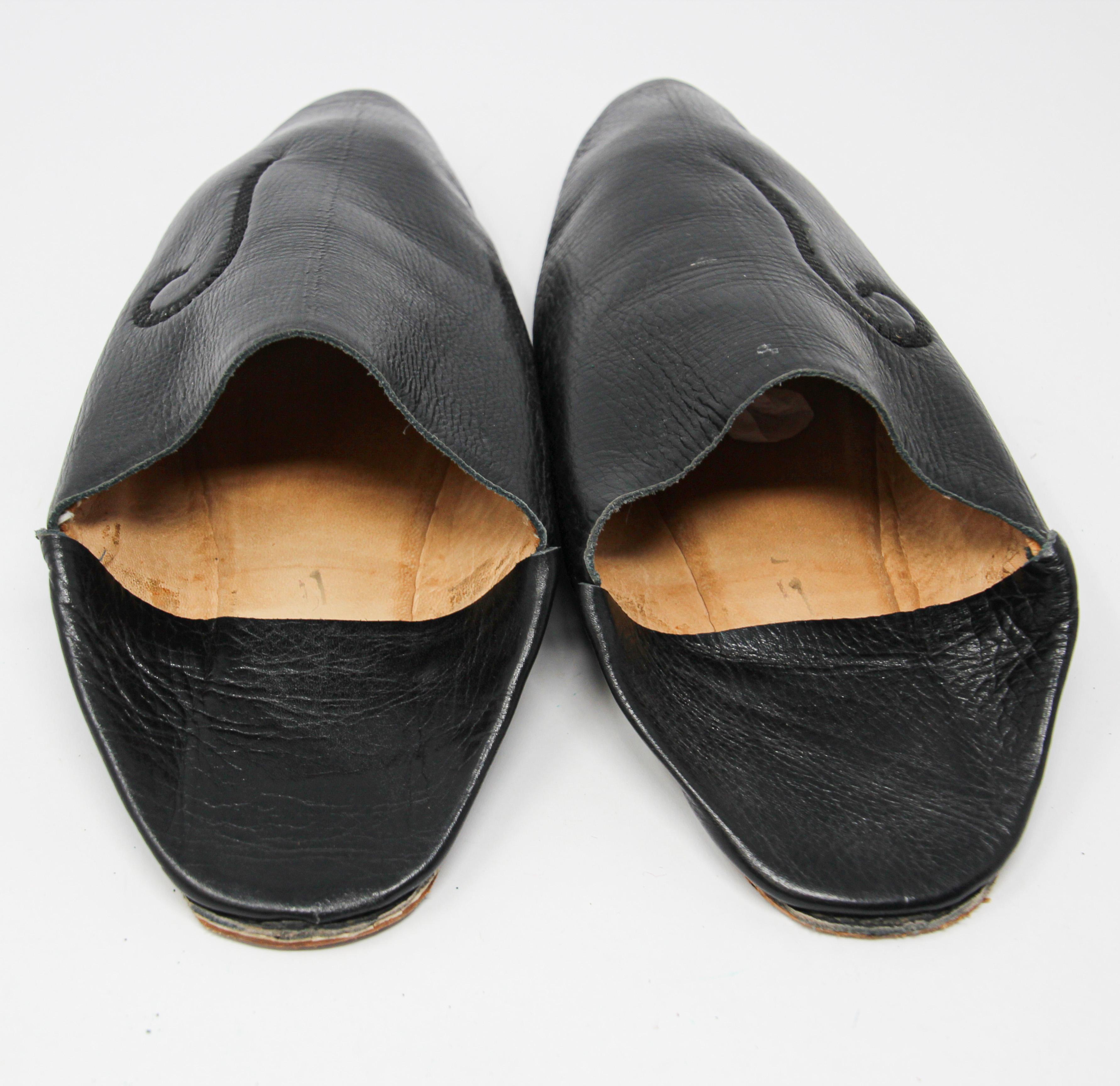 20th Century Moroccan Hand Tooled Black Leather Slippers Pointed Shoes For Sale