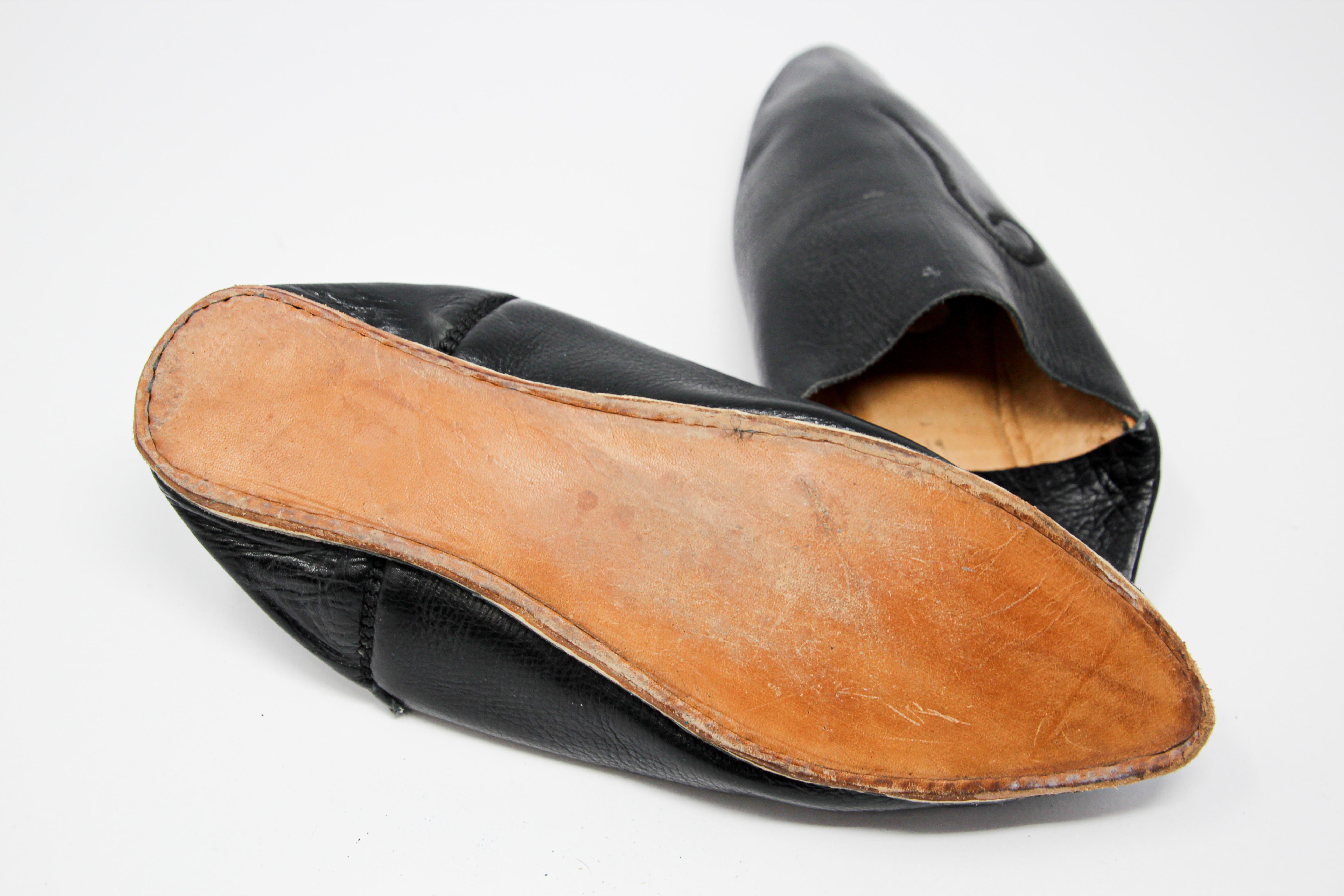 Chaussures marocaines à talons pointus en cuir noir travaillées à la main en vente 3