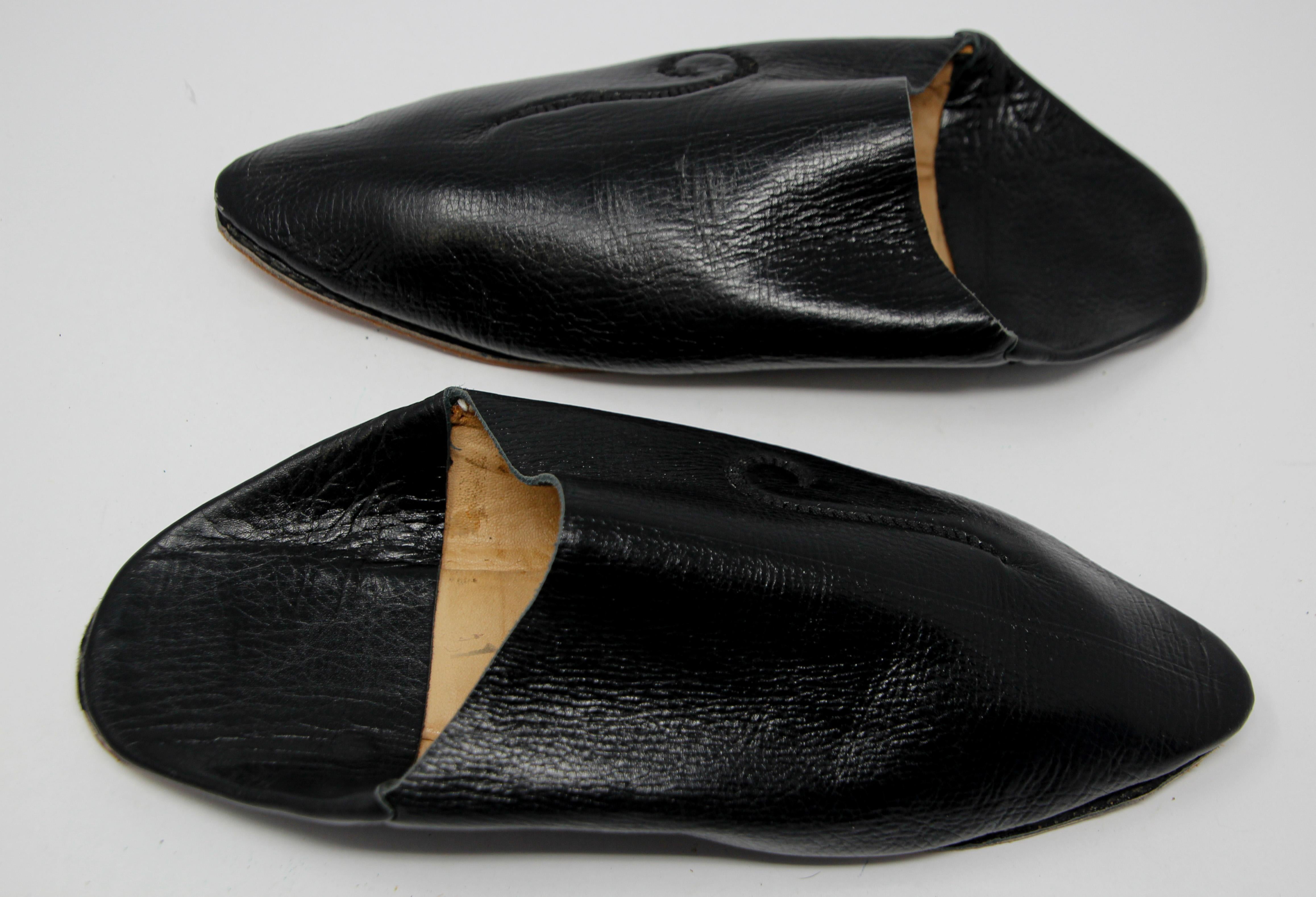 Moroccan Hand Tooled Black Leather Slippers Pointed Shoes For Sale 2