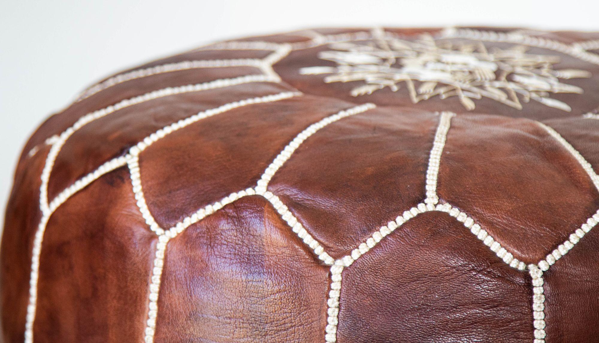 Puf marroquí de cuero marrón trabajado a mano en venta 5