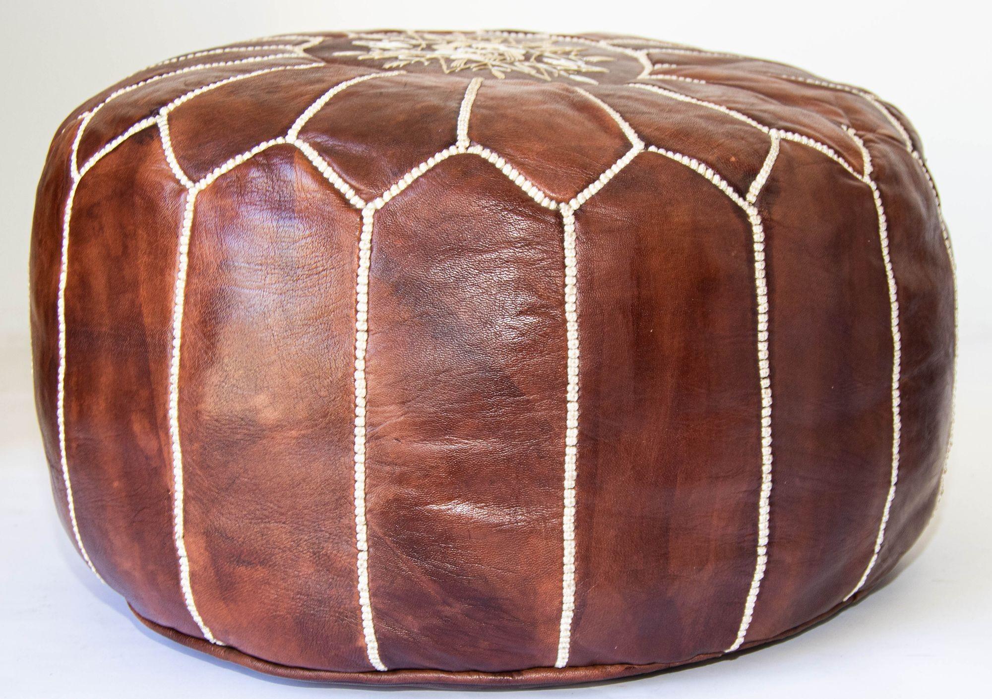 Puf marroquí de cuero marrón trabajado a mano en venta 7