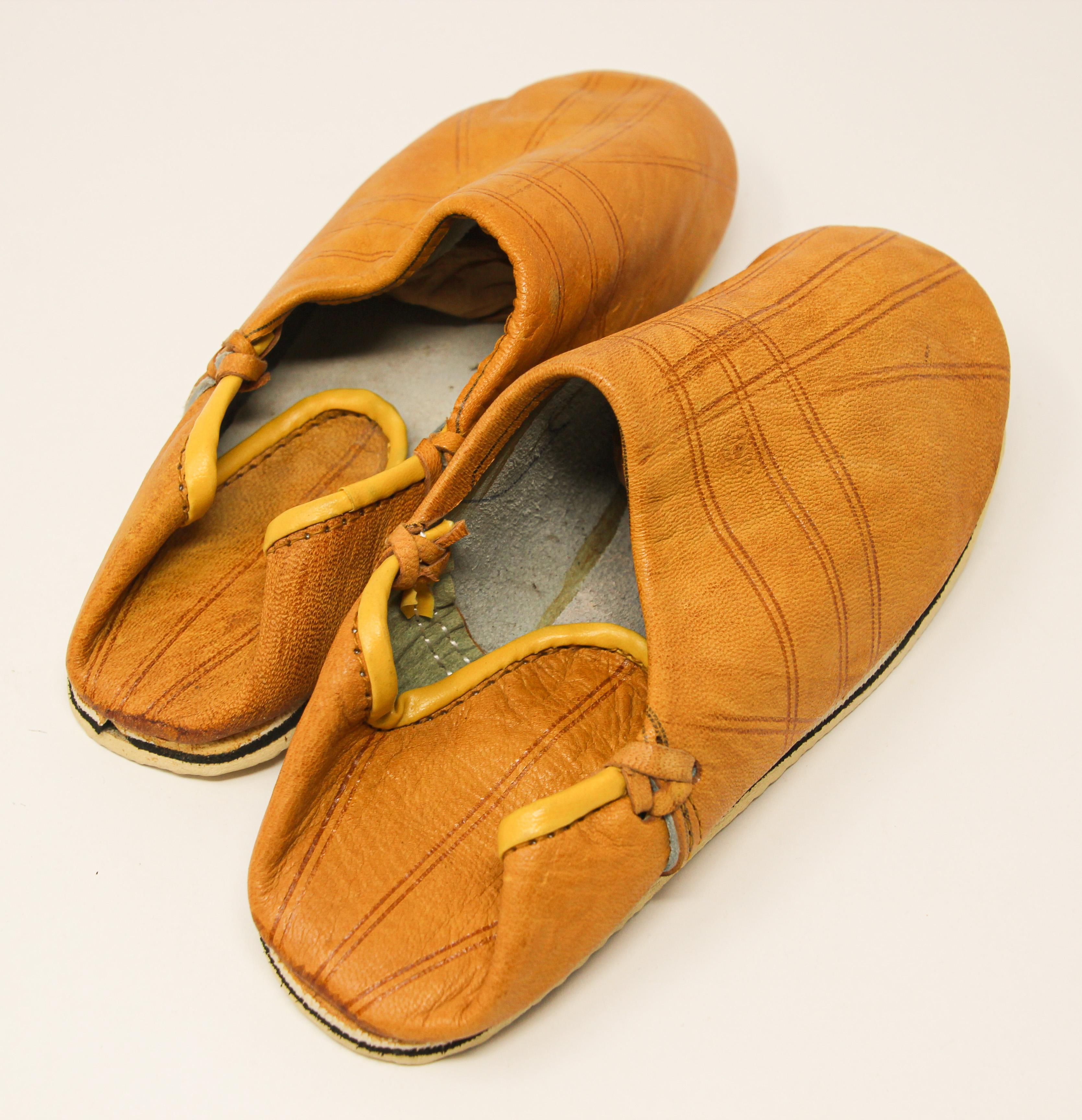 Marokkanische ethnische gelbe Lederpantoffeln sind handgefertigt.
Handgefertigt in Fez, Marokko.
Sie werden die marokkanischen Babouches nicht mehr von den Füßen nehmen wollen.
Marokkanische Schuhe für das Schwimmbad oder den Strand, gerade