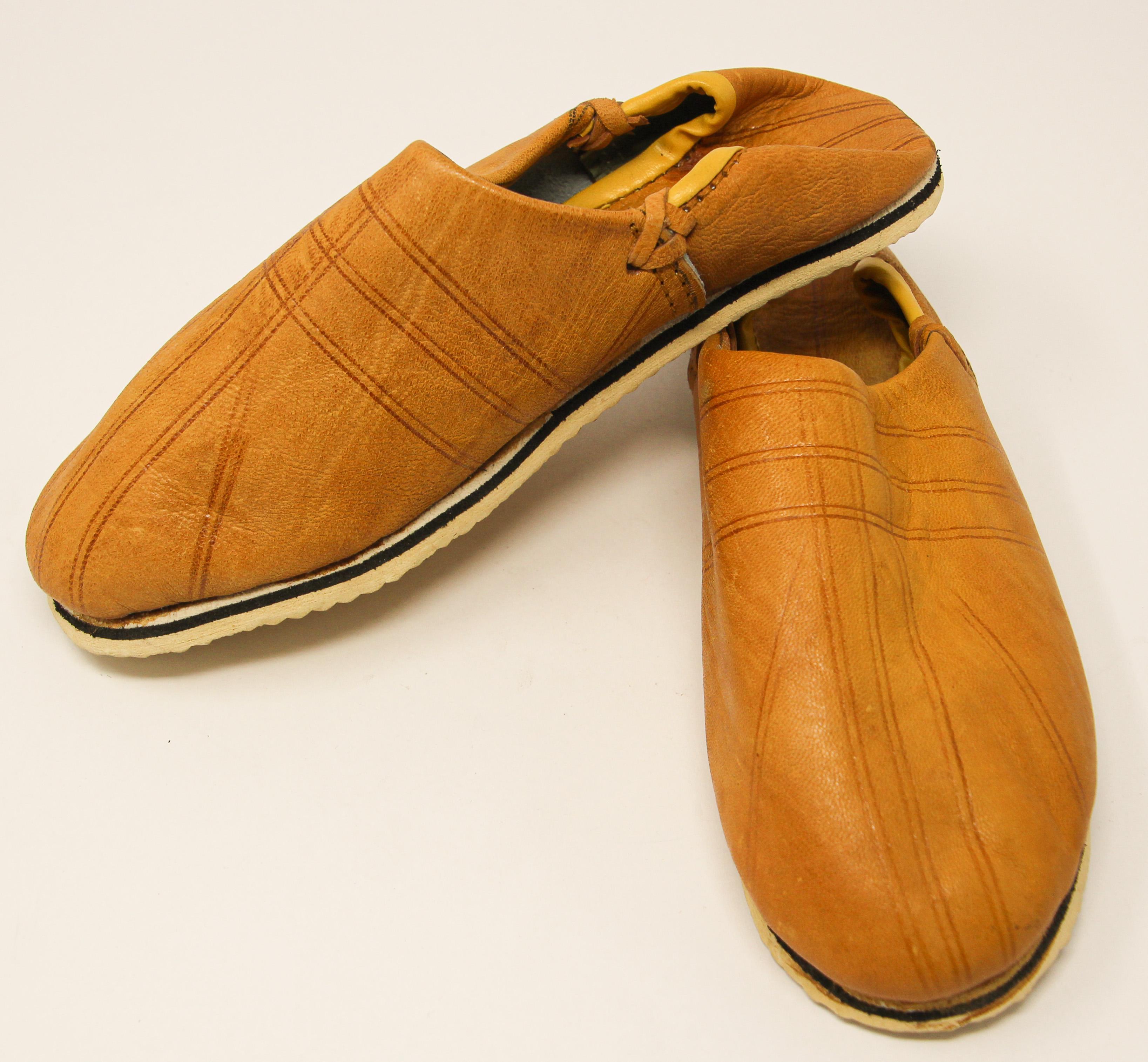 Moroccan Hand Tooled Yellow Leather Slippers Ethnic Shoes In Good Condition For Sale In North Hollywood, CA