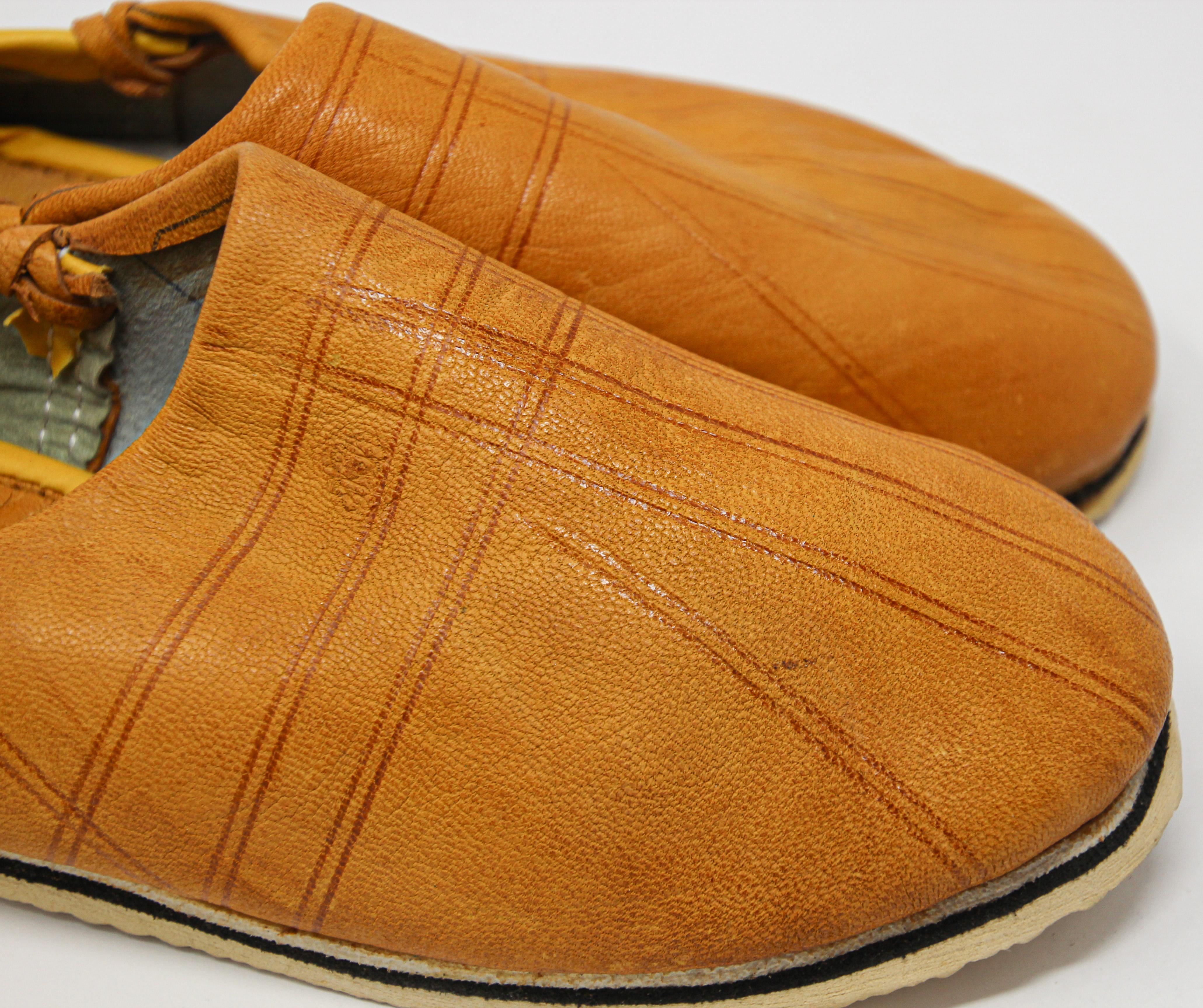 Moroccan Hand Tooled Yellow Leather Slippers In Good Condition For Sale In North Hollywood, CA