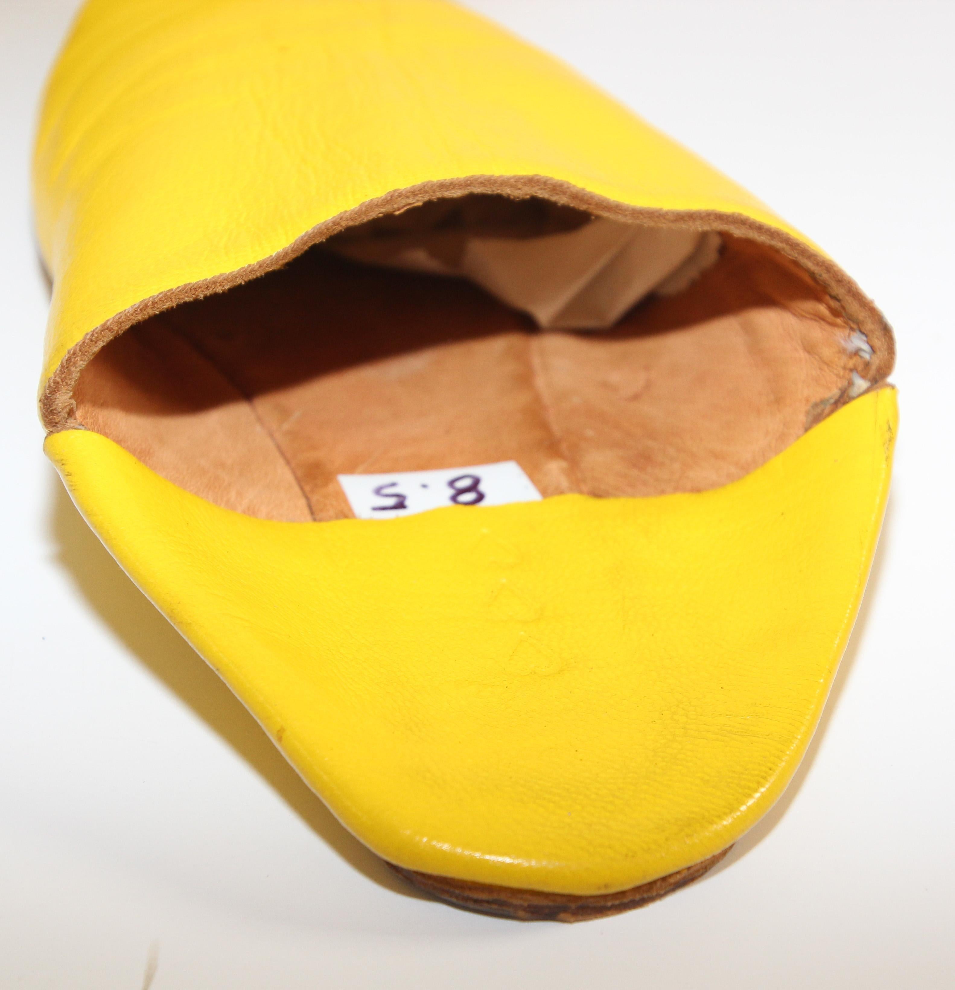 Marokkanische handgefertigte gelbe Lederslippers mit spitzen Schuhen im Angebot 5