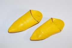 Chaussures marocaines à talons pointus en cuir jaune travaillées à la main