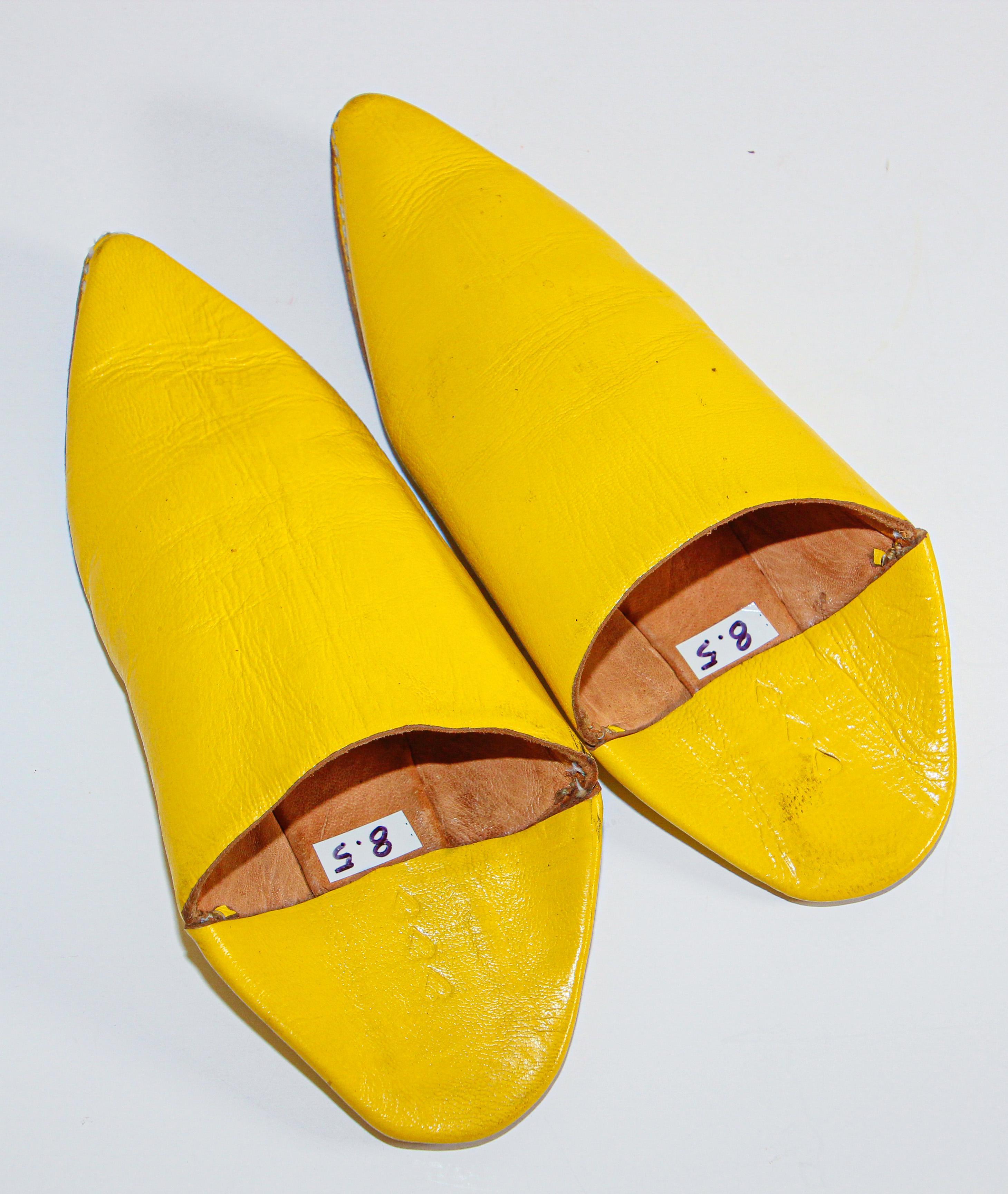 Marokkanische handgefertigte gelbe Lederslippers mit spitzen Schuhen (Gelb) im Angebot