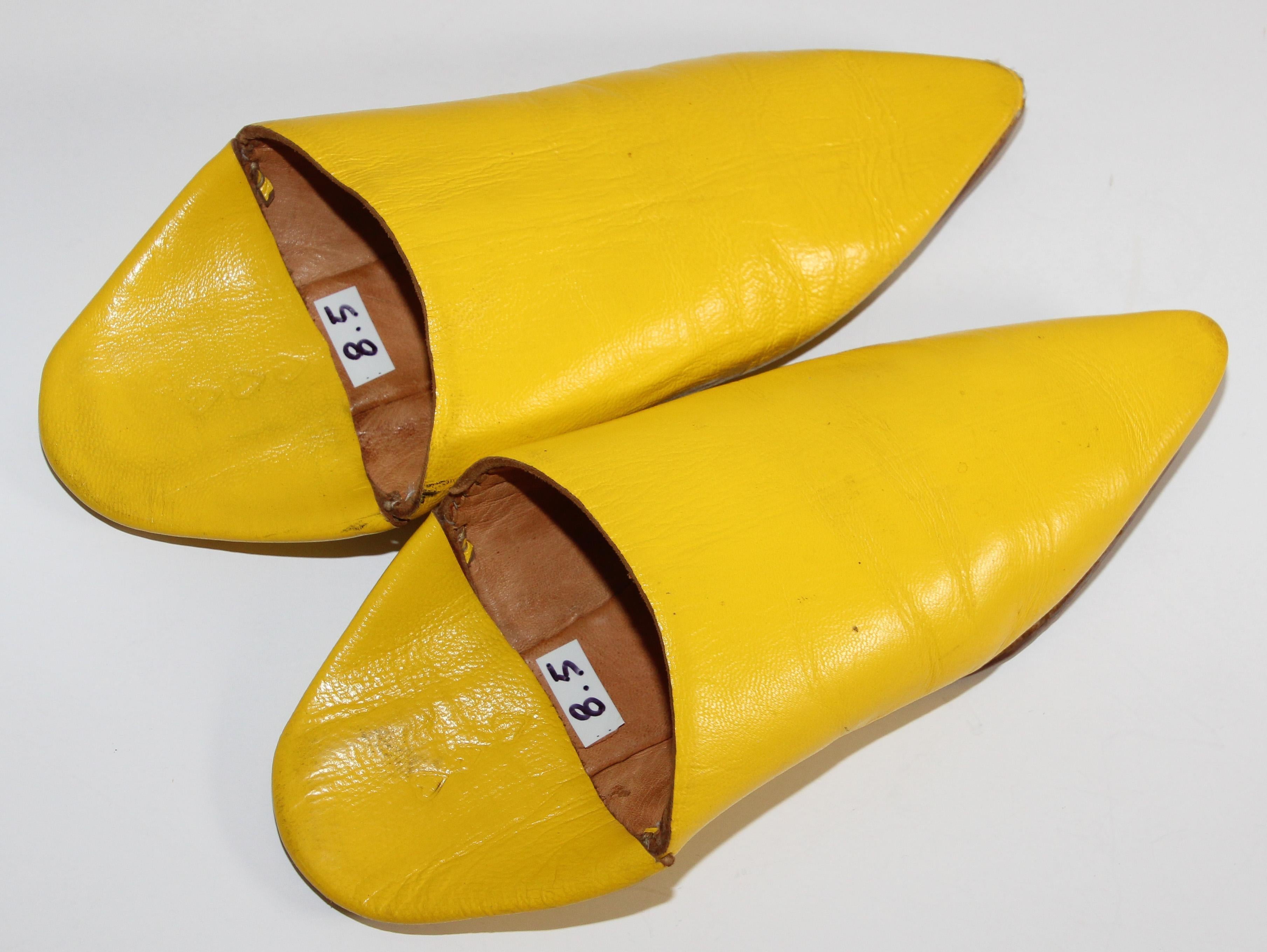 Chaussures marocaines à talons pointus en cuir jaune travaillées à la main Bon état - En vente à North Hollywood, CA