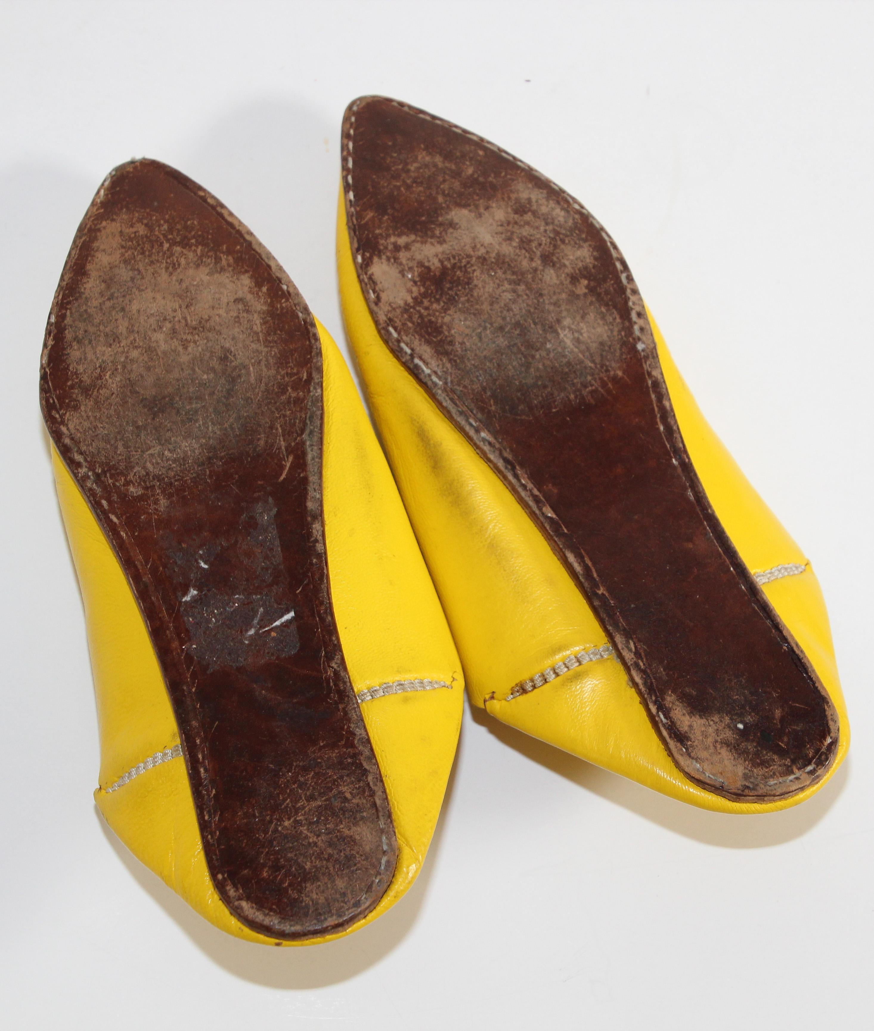 Marokkanische handgefertigte gelbe Lederslippers mit spitzen Schuhen für Damen oder Herren im Angebot