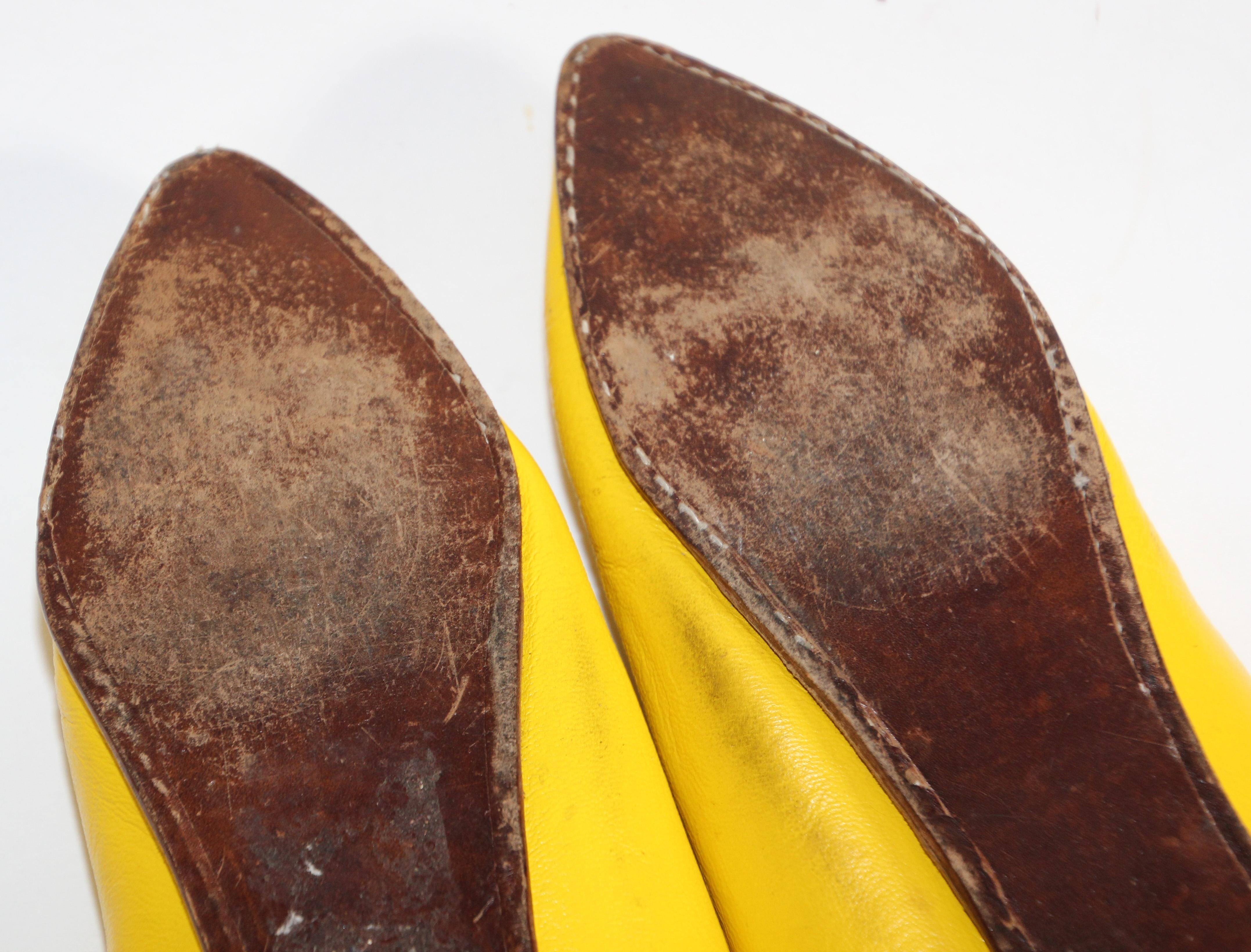 Marokkanische handgefertigte gelbe Lederslippers mit spitzen Schuhen im Angebot 1