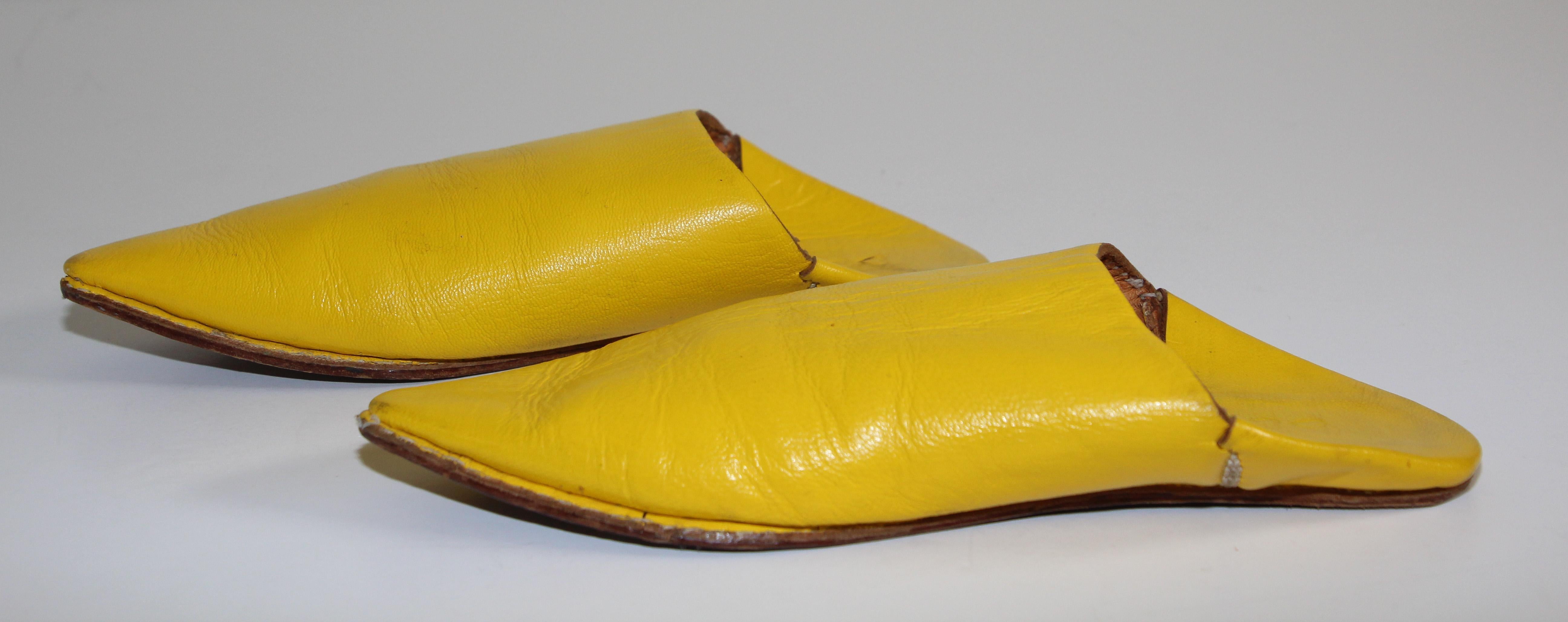Chaussures marocaines à talons pointus en cuir jaune travaillées à la main en vente 4