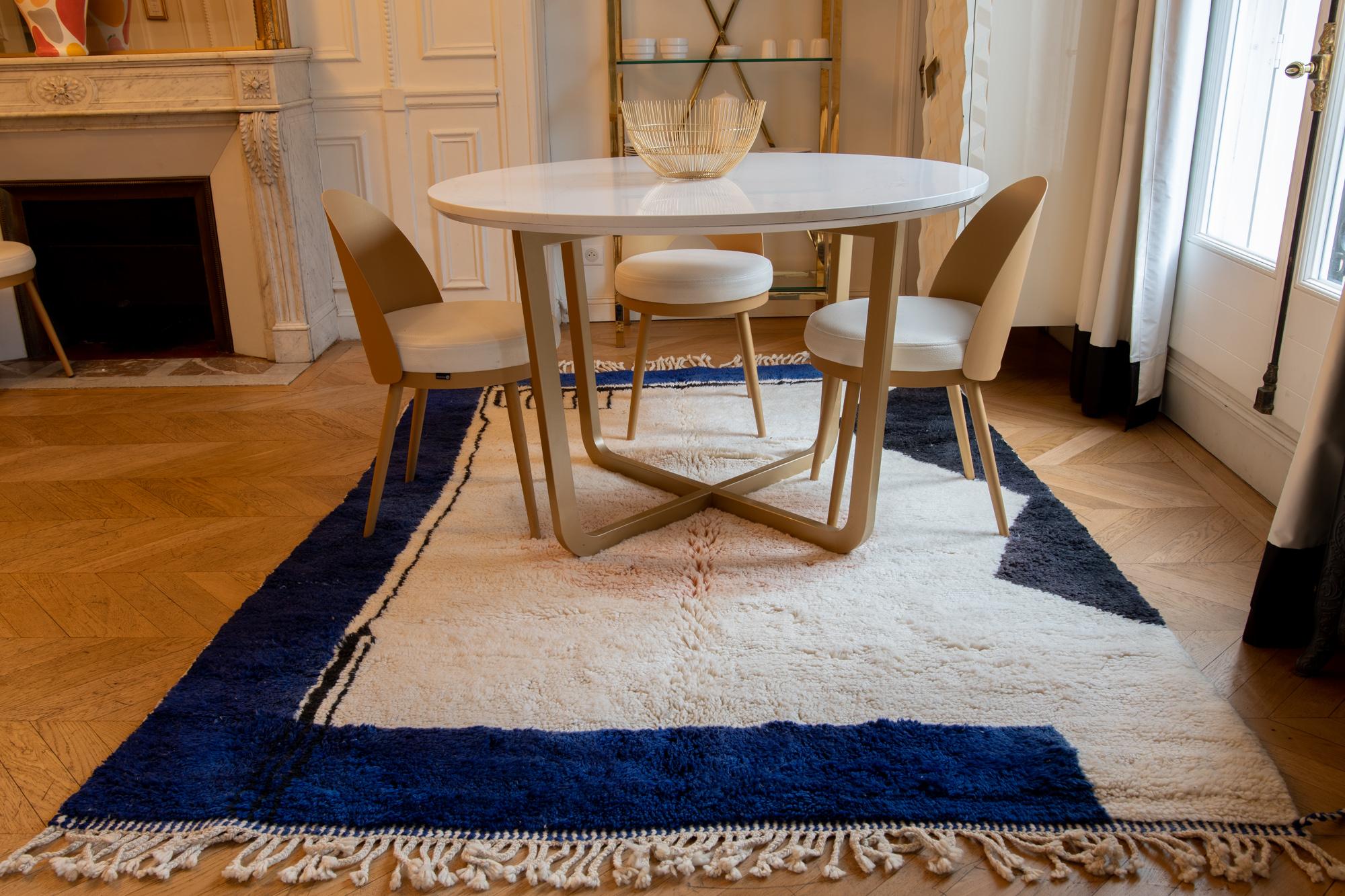 Modern Moroccan hand-wooven berber rug - 100% natural Wool   For Sale