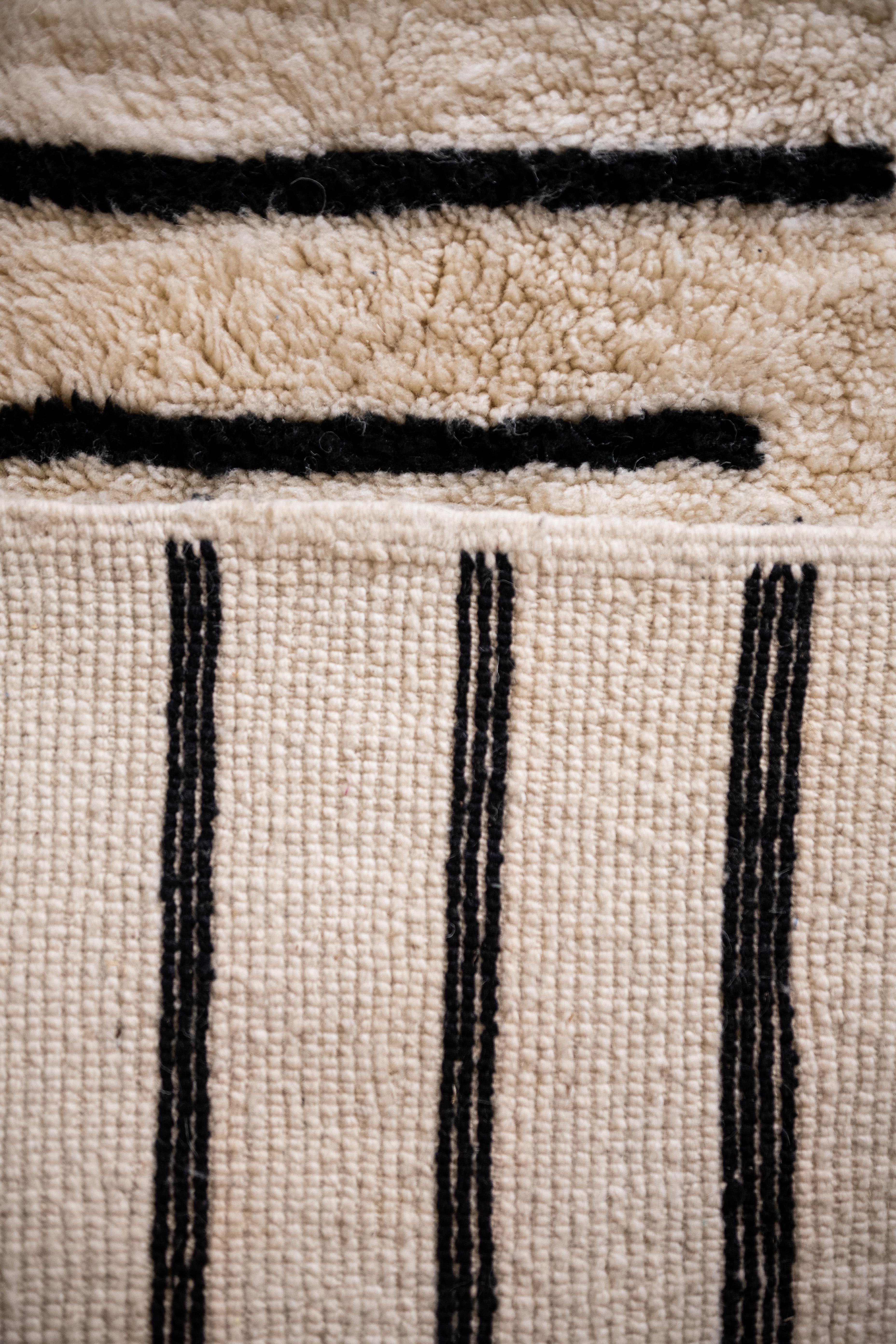 Marokkanischer handgewebter Berberteppich – 100 % natürliche Wolle – modern (Handgewebt) im Angebot