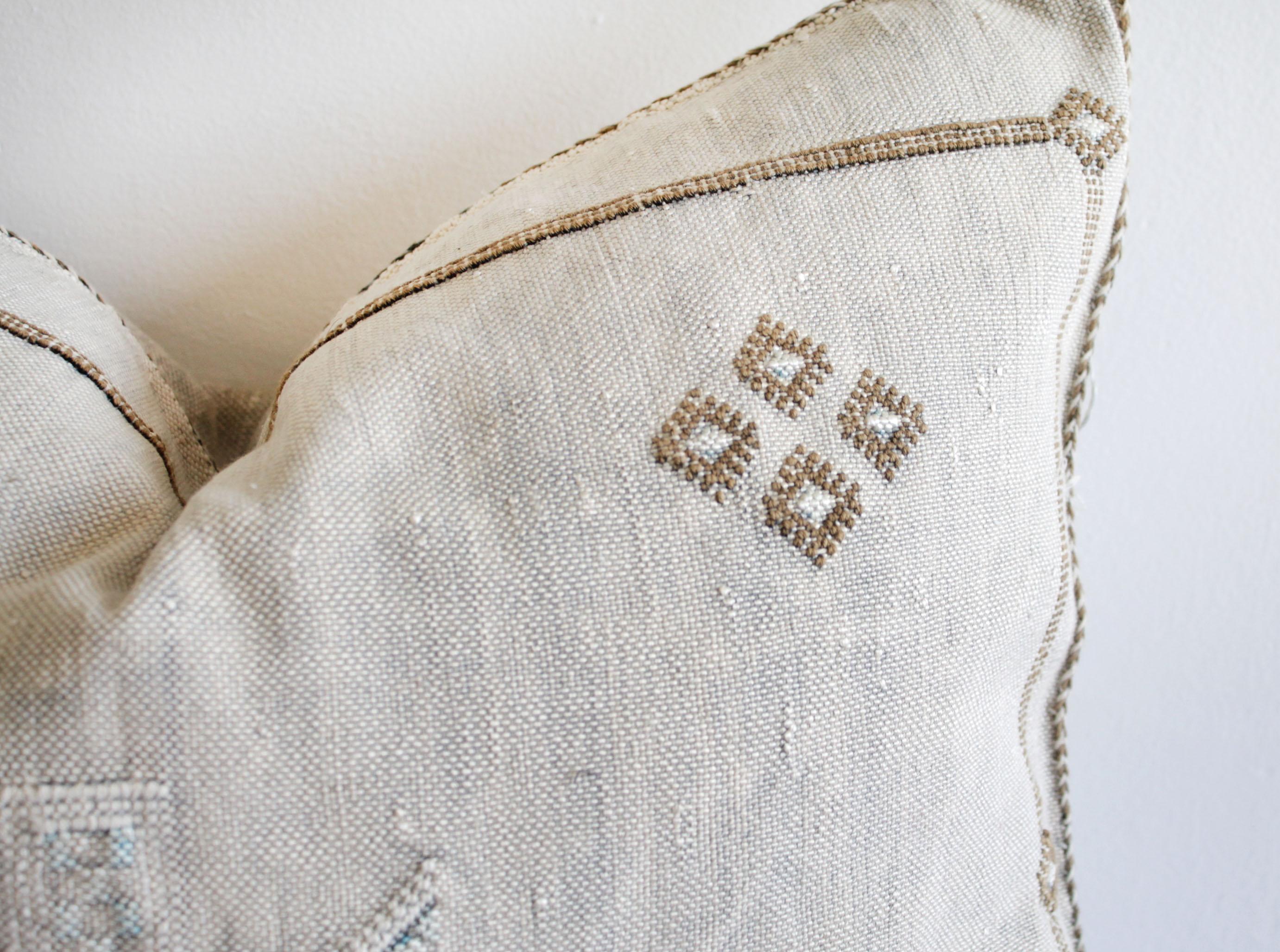 Moroccan handwoven cactus silk pillow as shown with a beautiful light gray tone background, and white, with golden brown accents, backside is the same plain cactus silk with no embroidery.
Limited quantities available as these are 1 of a kind. Does