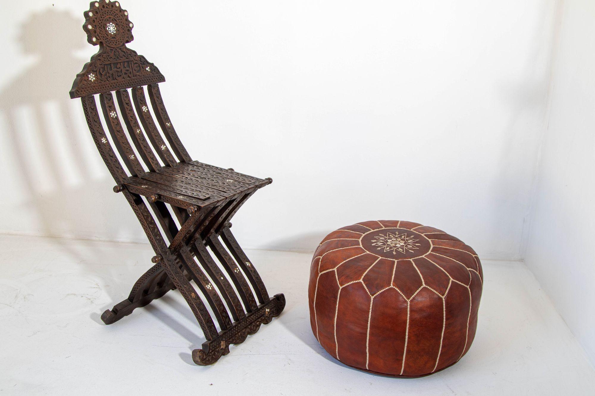 Marokkanische handgefertigten braunen Kamelleder Ottomane, mit embroideries.Could verwendet werden, ein Fuß Hocker, oder Beistelltisch oder ottoman.The marokkanischen Leder Poufs sind handgefertigt und bestickt mit weißen tread.Very nice handmade