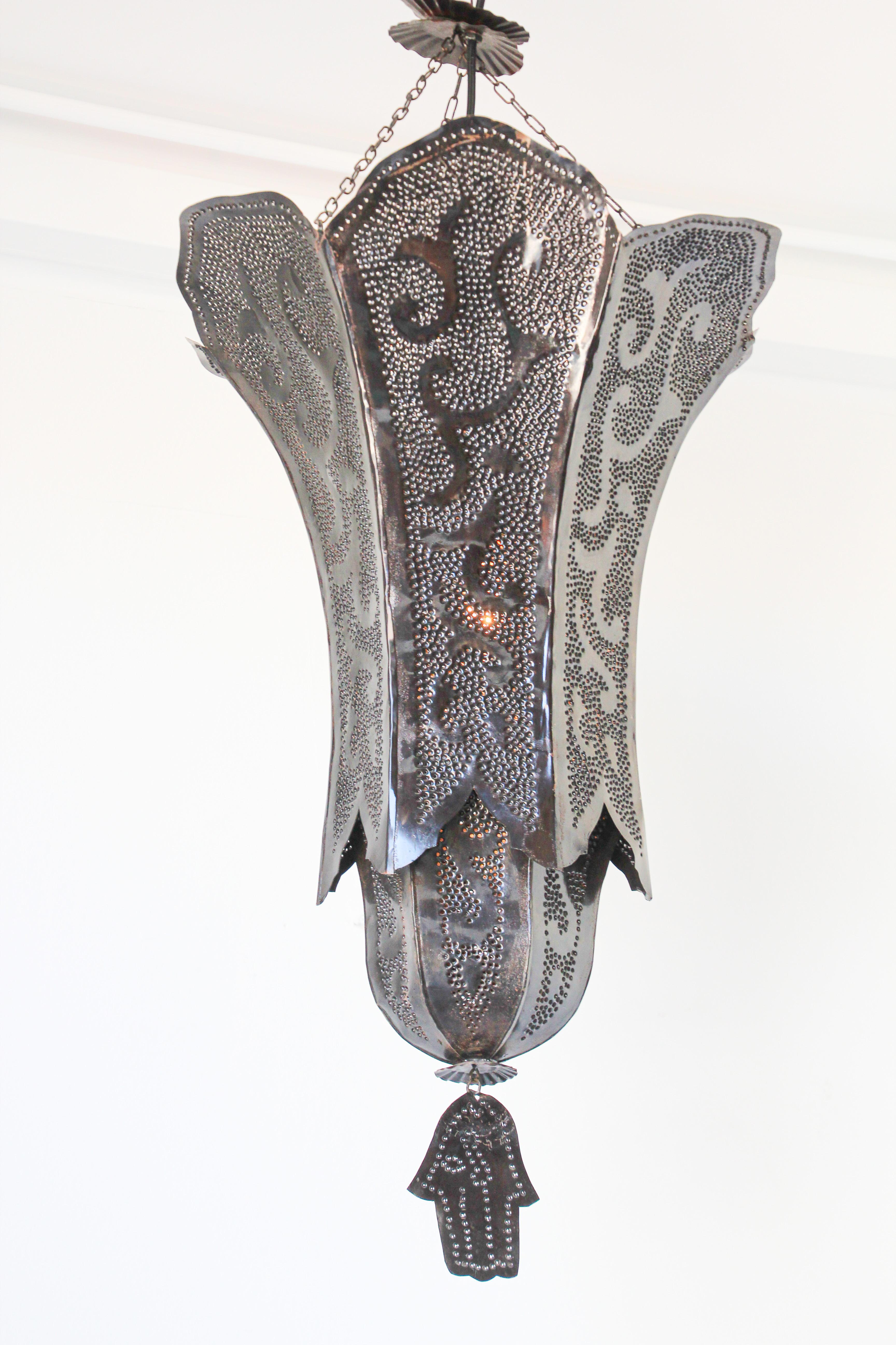 Mauresque Lampe à suspension marocaine en métal fabriquée à la main, Afrique du Nord en vente