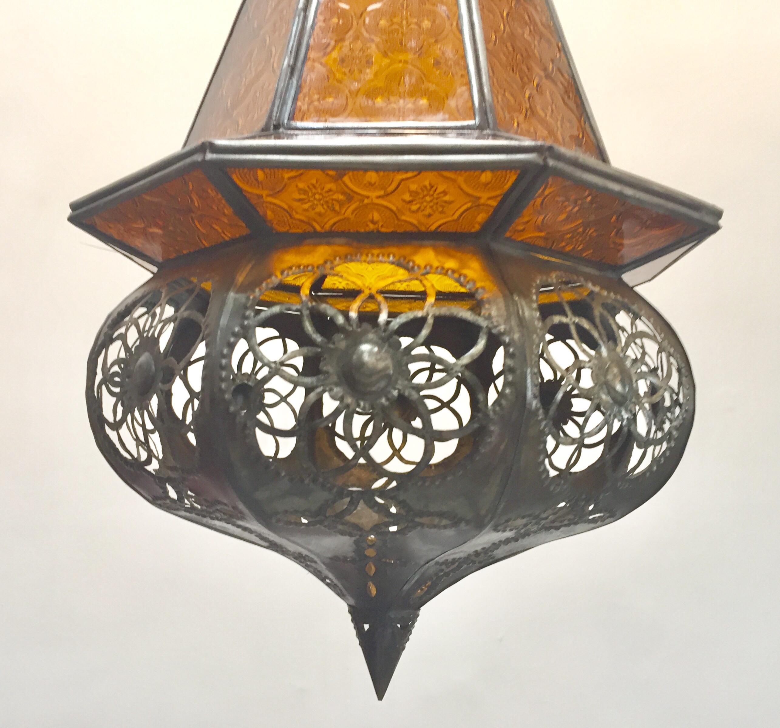 Mauresque Lanterne pendante en verre ambré de style mauresque, fabriquée à la main par le Maroc en vente