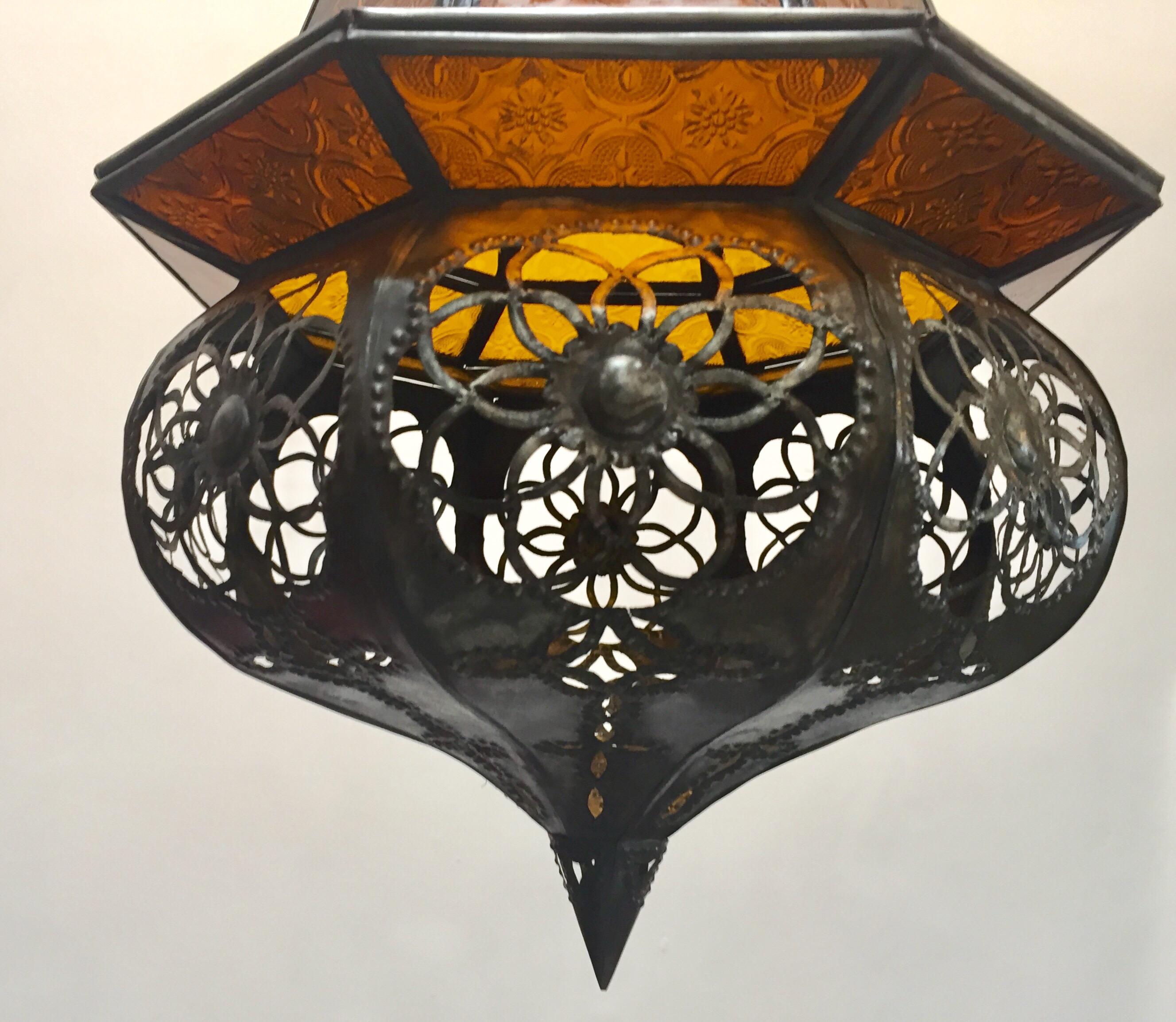 Fait main Lanterne pendante en verre ambré de style mauresque, fabriquée à la main par le Maroc en vente