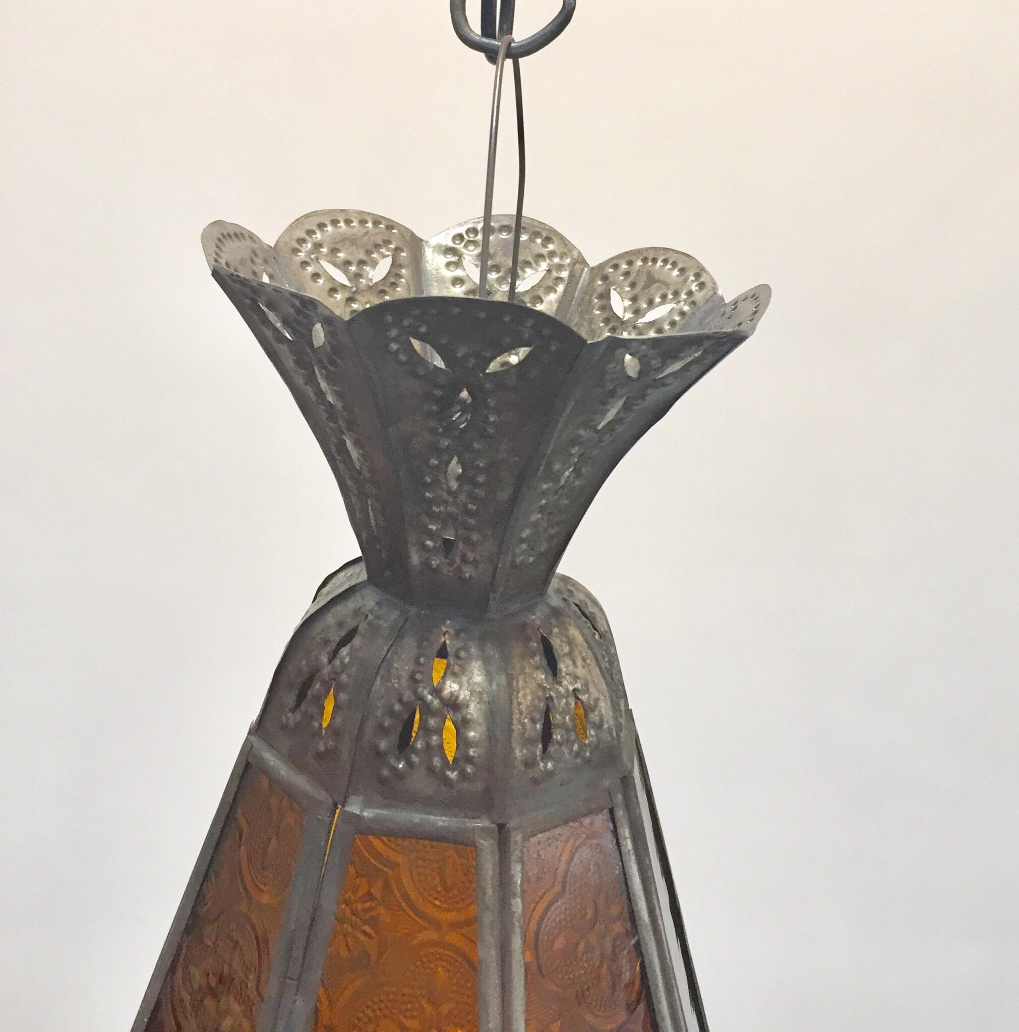 Lanterne pendante en verre ambré de style mauresque, fabriquée à la main par le Maroc Bon état - En vente à North Hollywood, CA