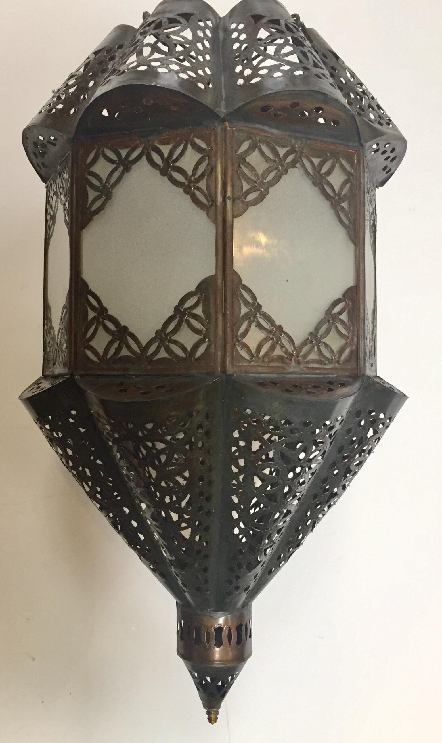 Lanterne marocaine en verre dépoli avec pendentif Handcraft en vente 2