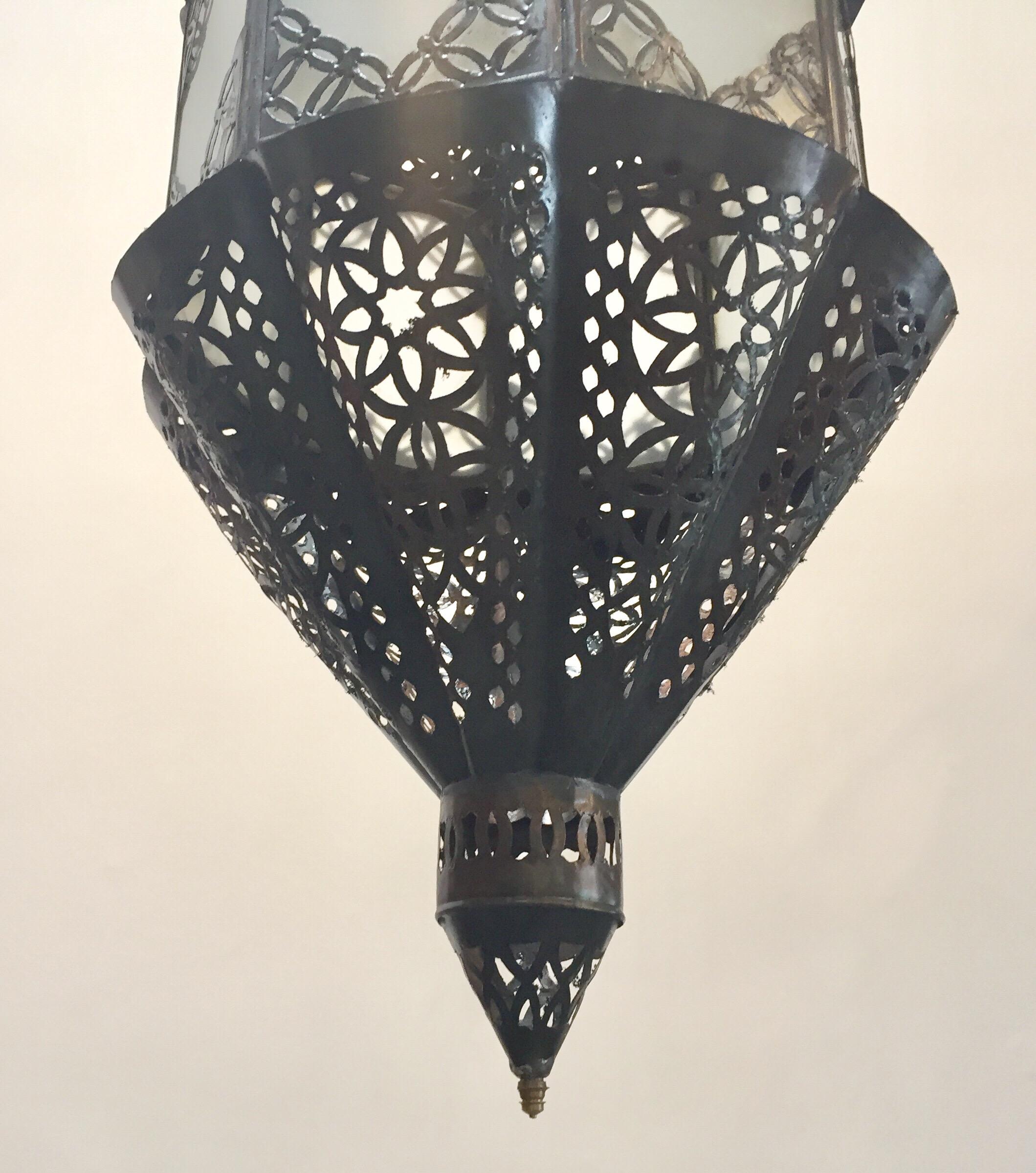 Colgante Artesanal Marroquí Farol de Cristal Esmerilado en Bueno estado para la venta en North Hollywood, CA