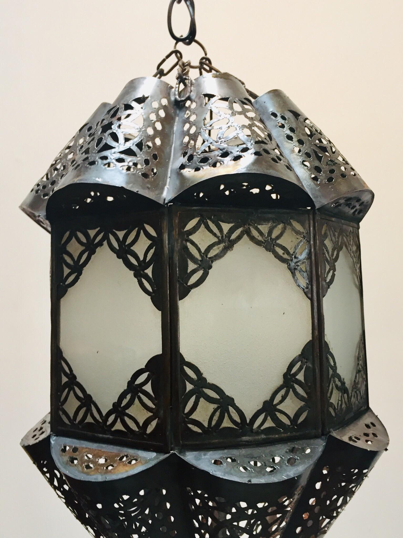 20ième siècle Lanterne marocaine en verre dépoli avec pendentif Handcraft en vente