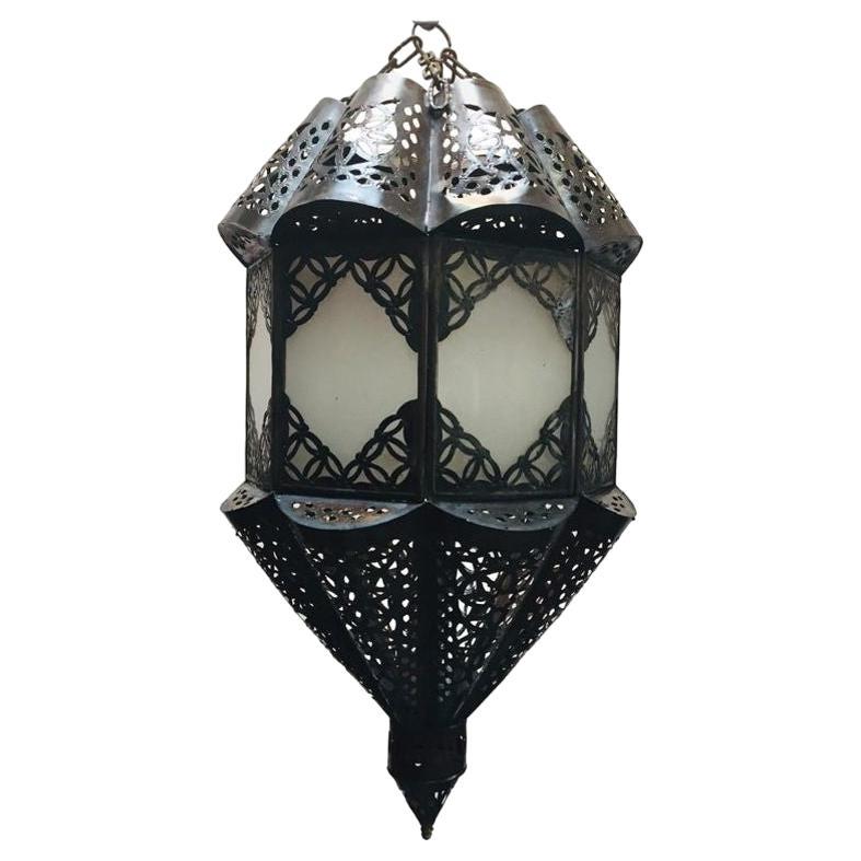 Lanterne marocaine en verre dépoli avec pendentif Handcraft en vente