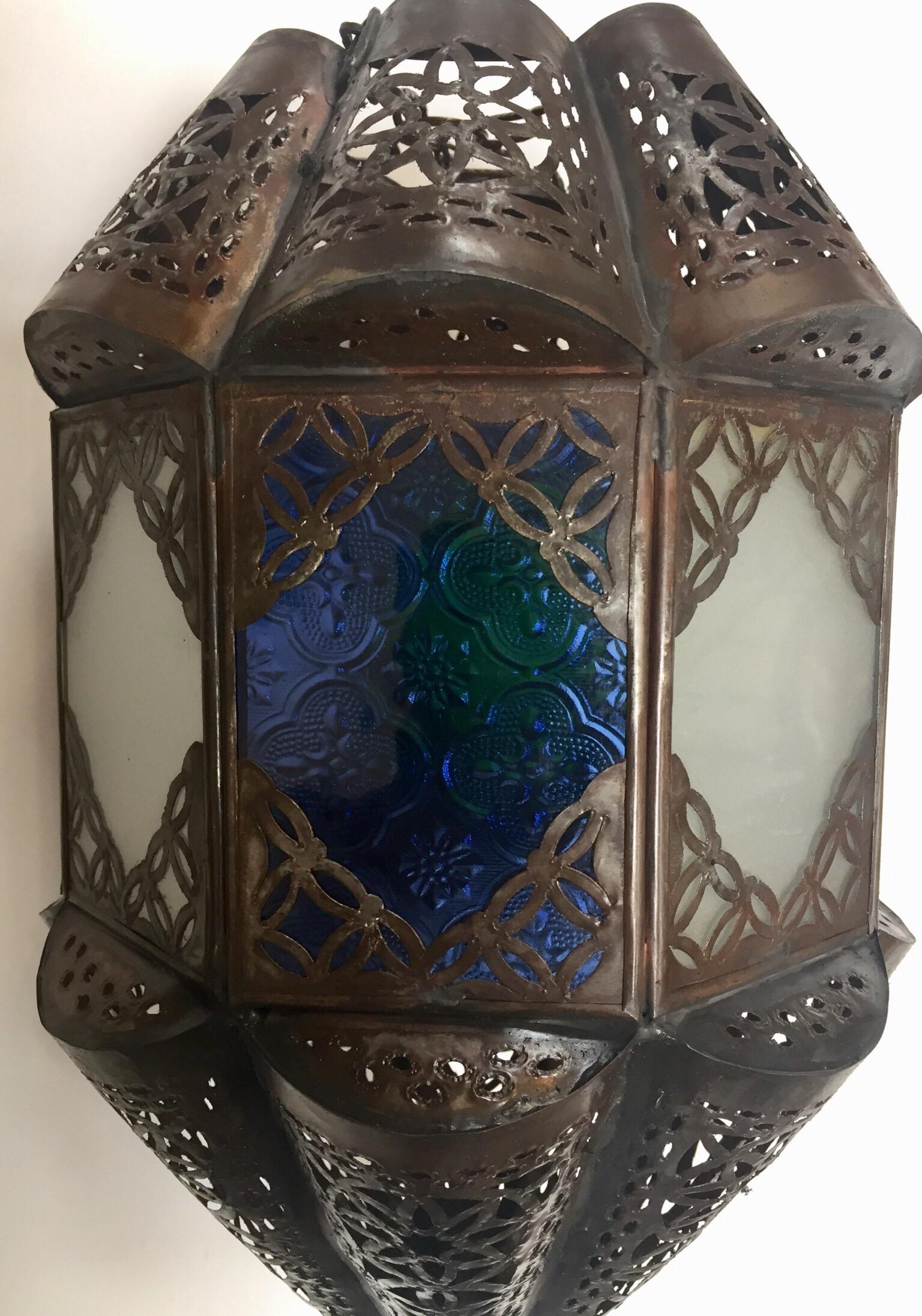 20ième siècle Lanterne marocaine artisanale en métal et verre mauresque en vente