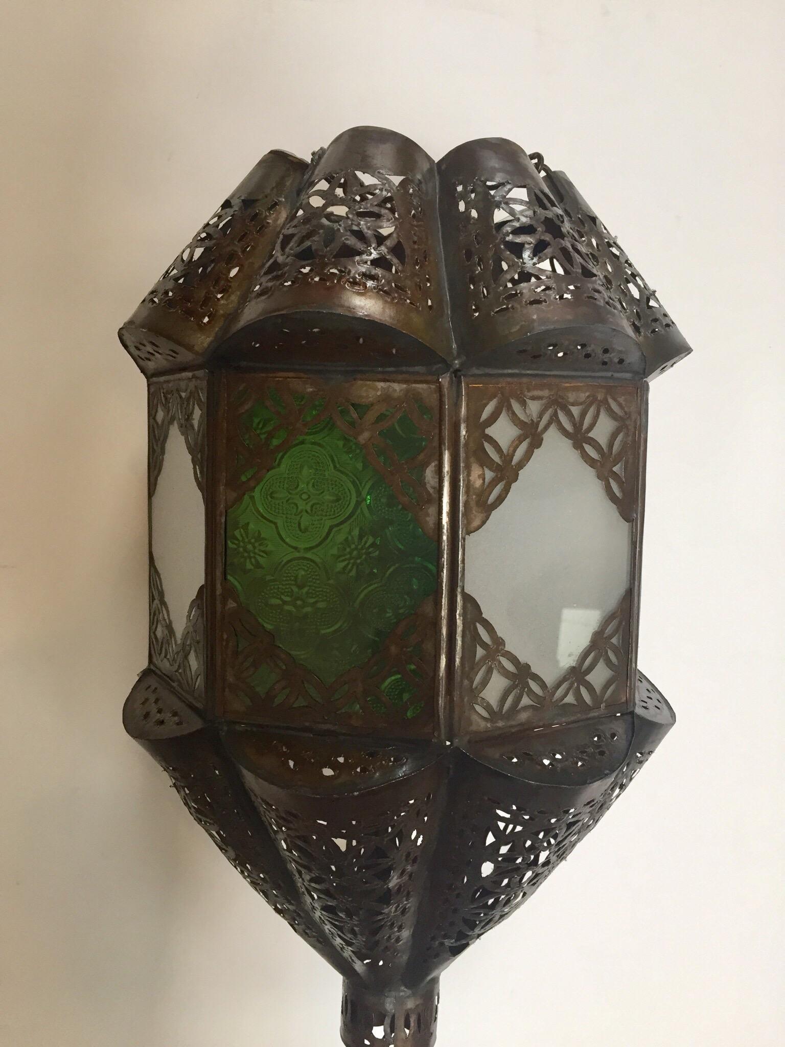 Lanterne marocaine artisanale en métal et verre mauresque en vente 1